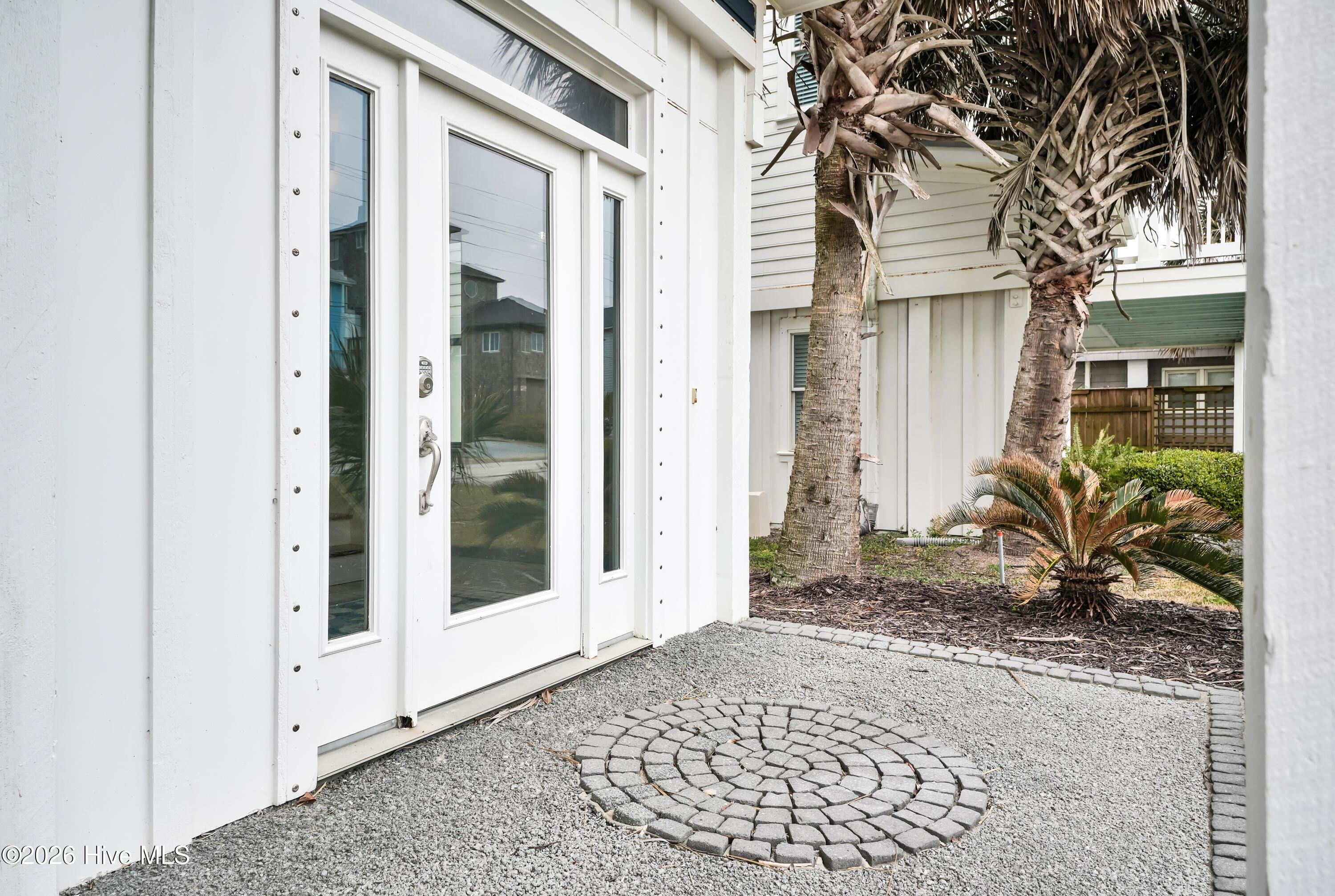 Image 4: 327NorthShoreDrive-3