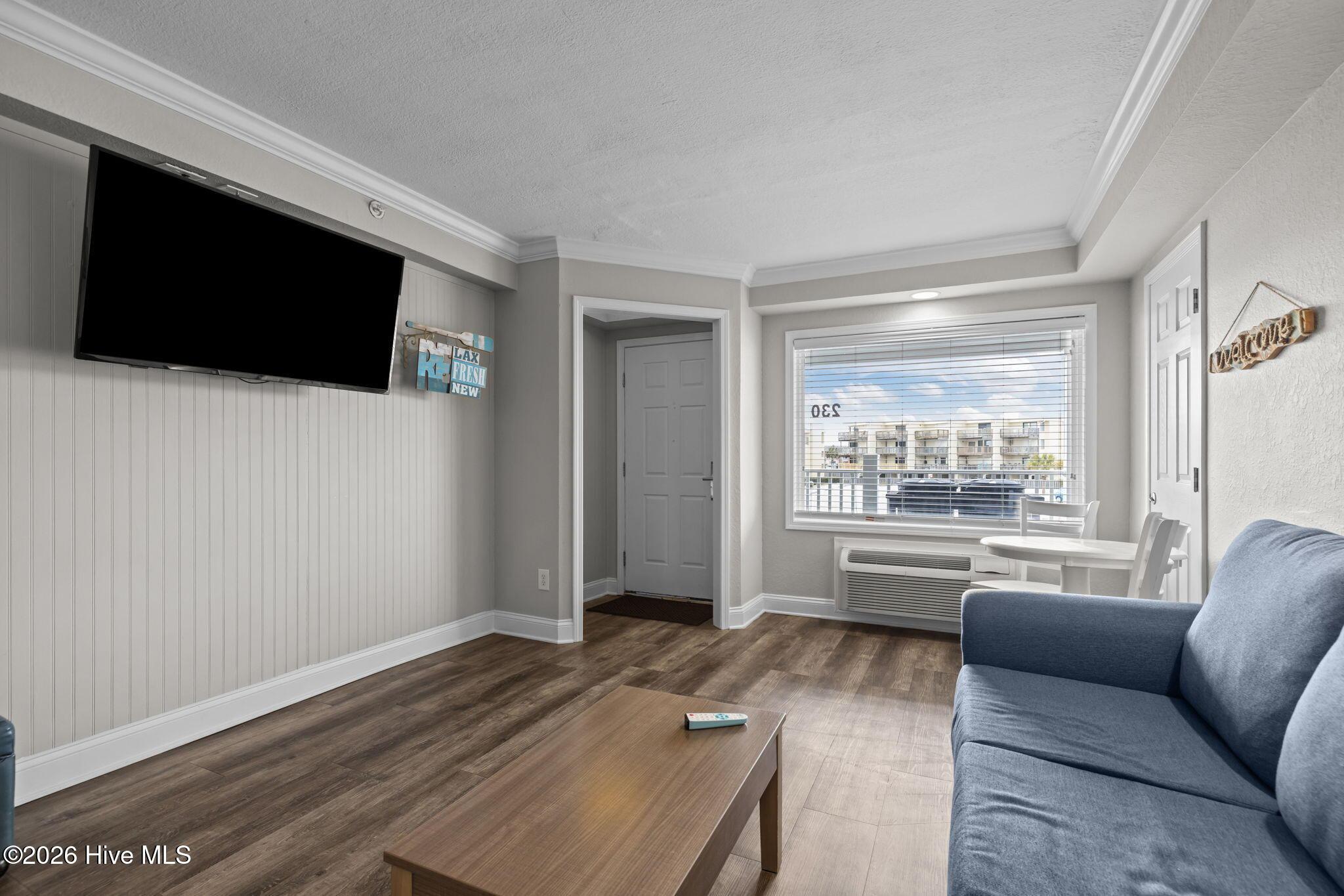 Image 4: Living Room