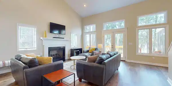 Image 4: Living Room