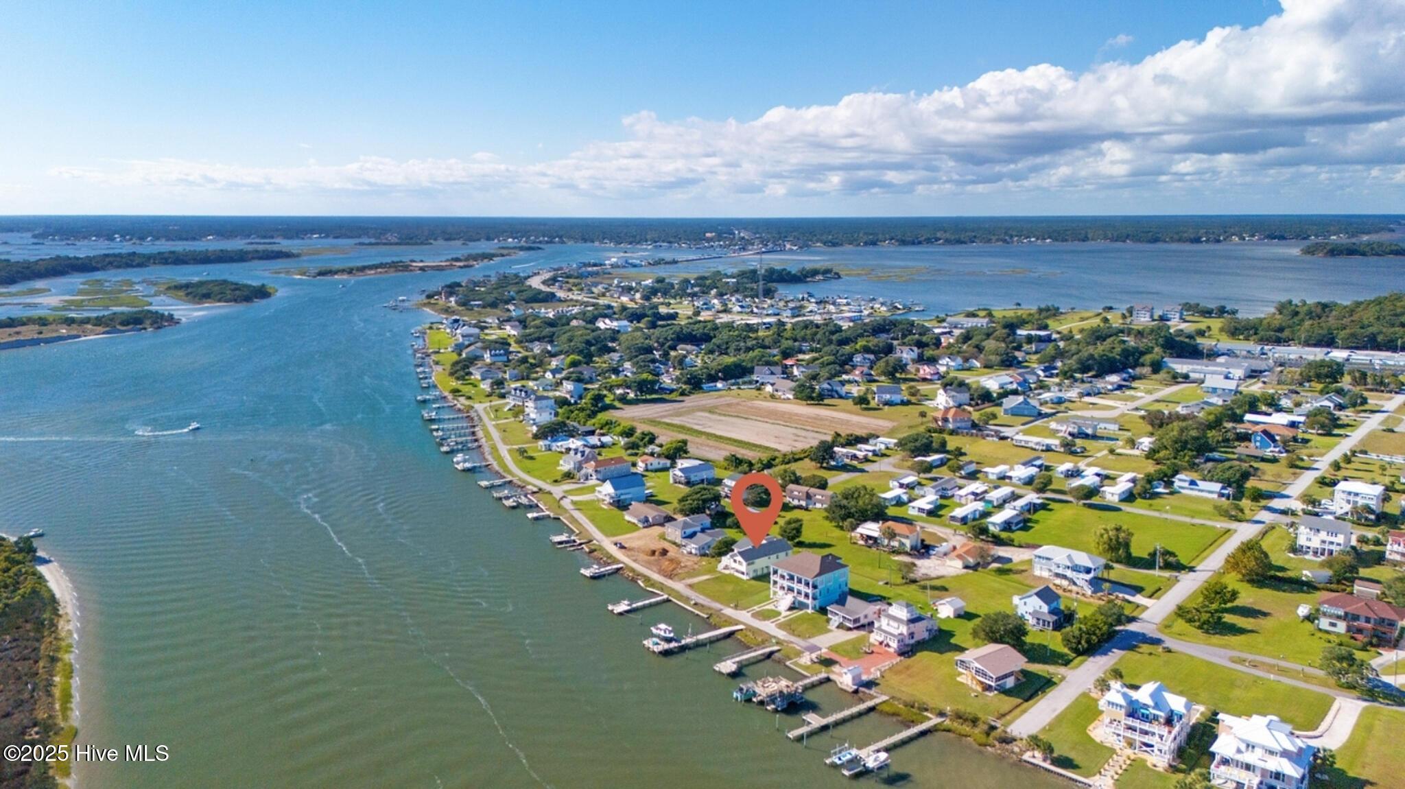 Image 3: Waterfront home in Cedar Point
