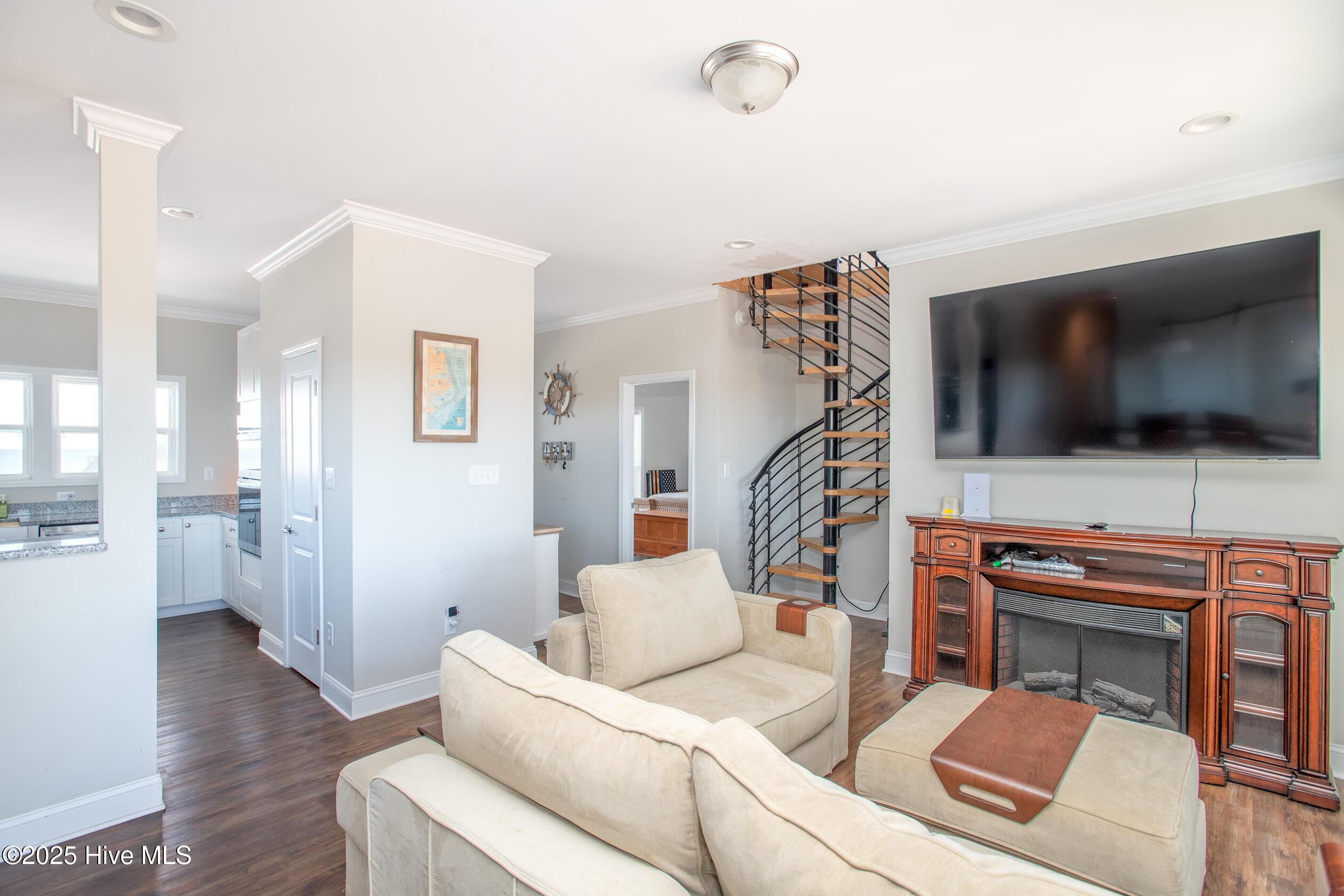 Image 2: 285 SOUNDVIEW (9)