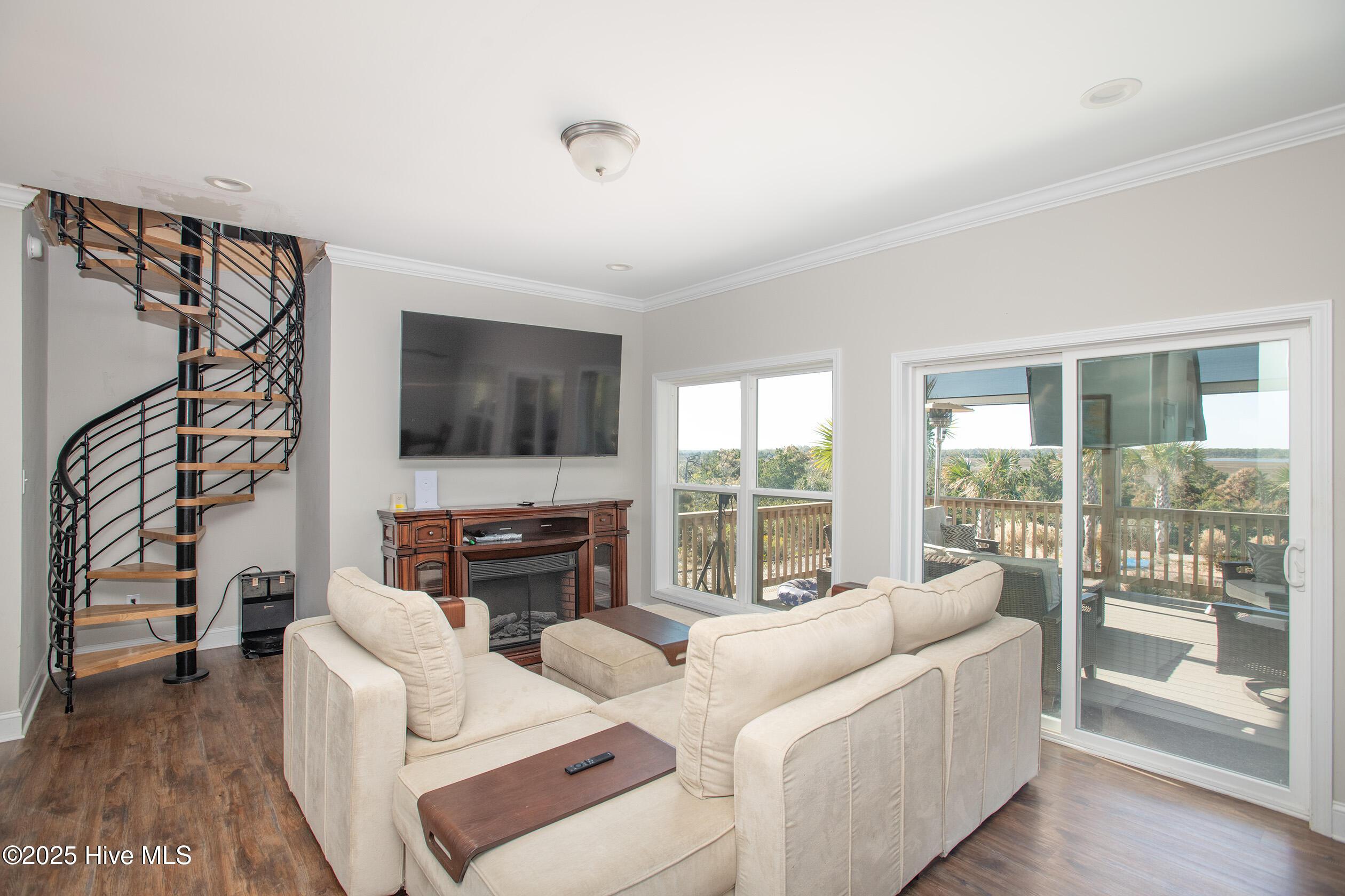 Image 3: 285 SOUNDVIEW (10)