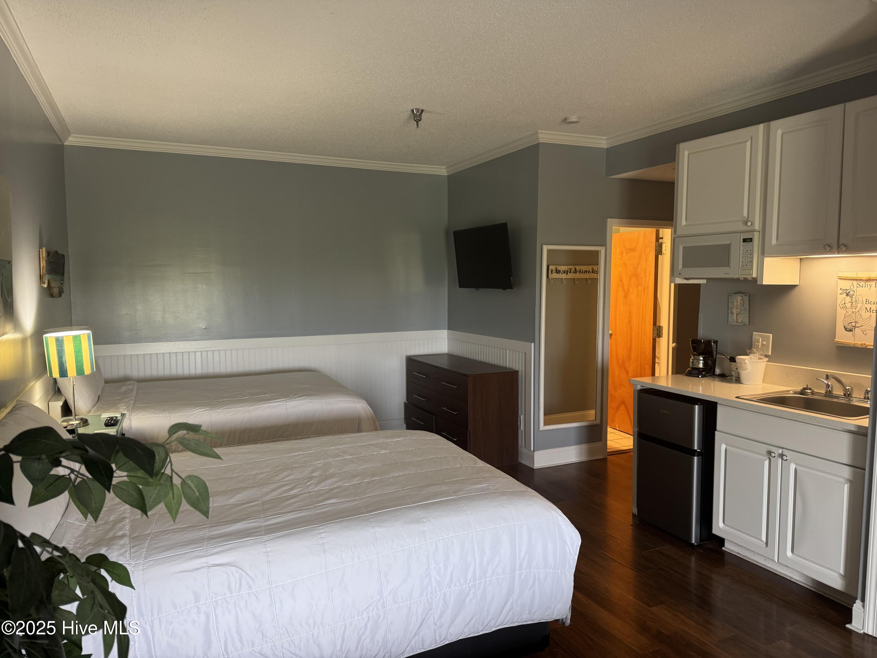 Image 4: Bedroom area