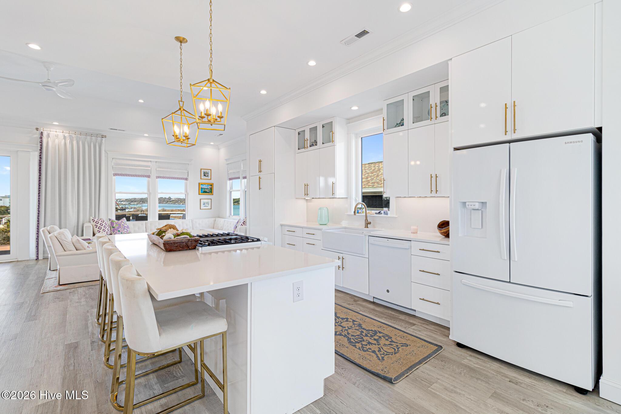 Image 4: Kitchen with Island Seating