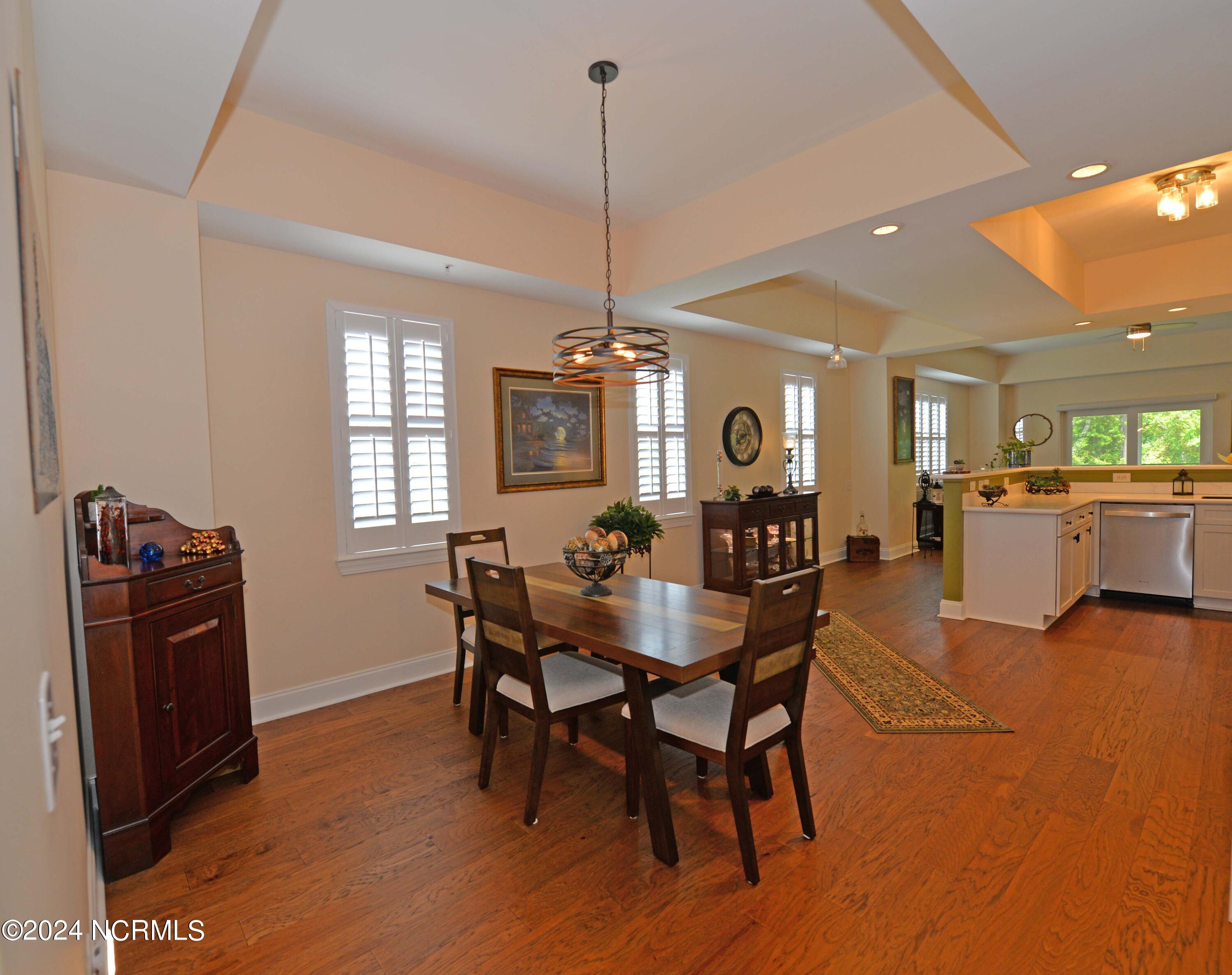 Image 4: dining