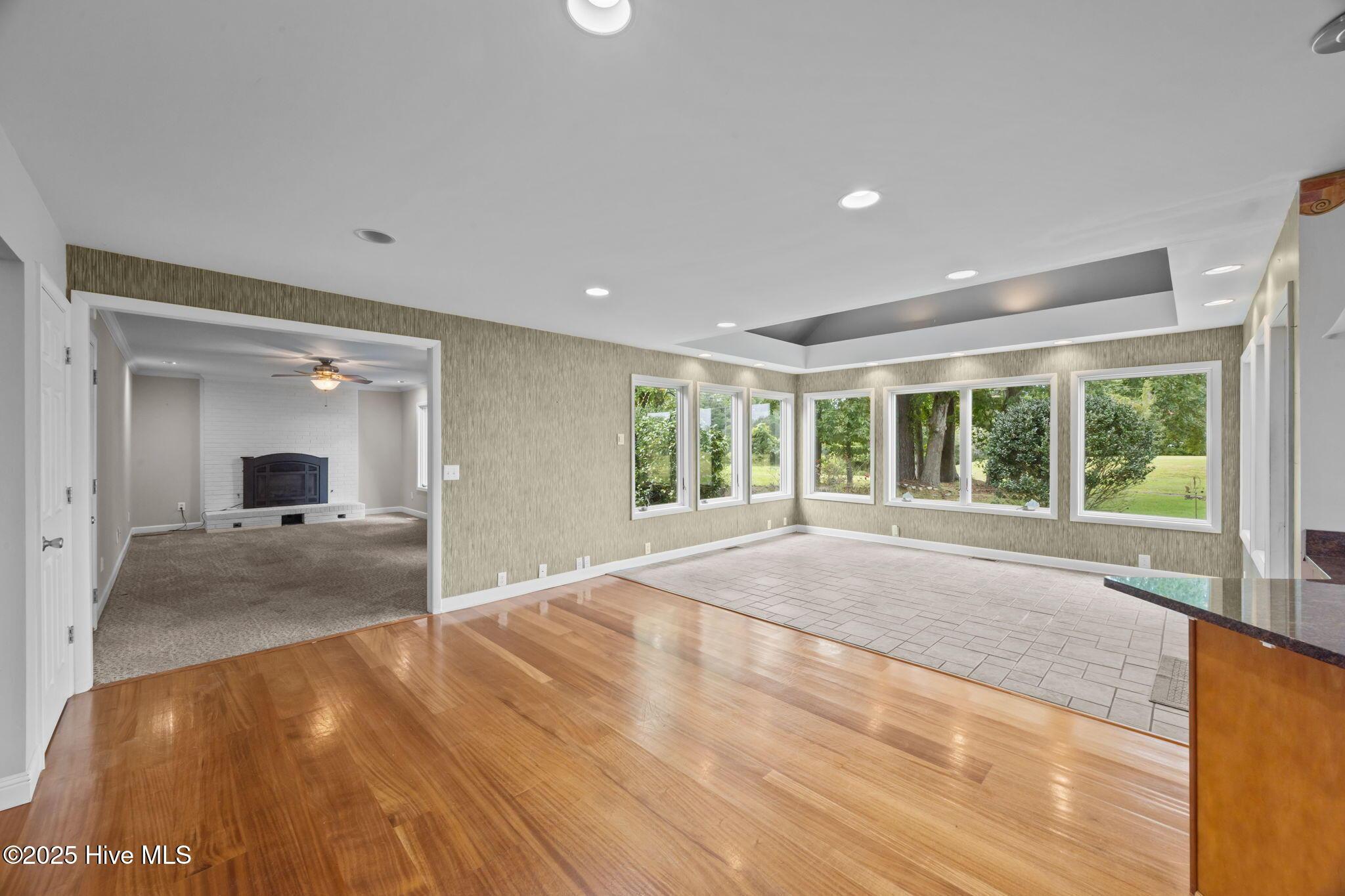 Image 2: Den 4 season room and dining area