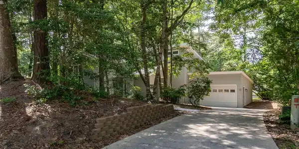 Image 2: 2-web-or-mls-chadwick-visuals-121-white-