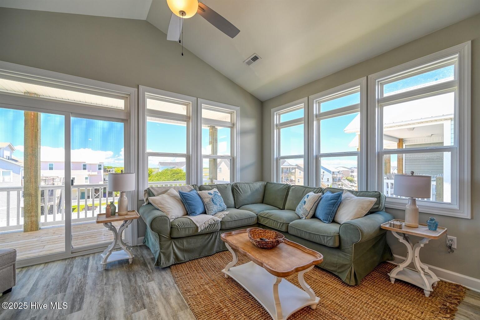 Image 3: 128 Living room