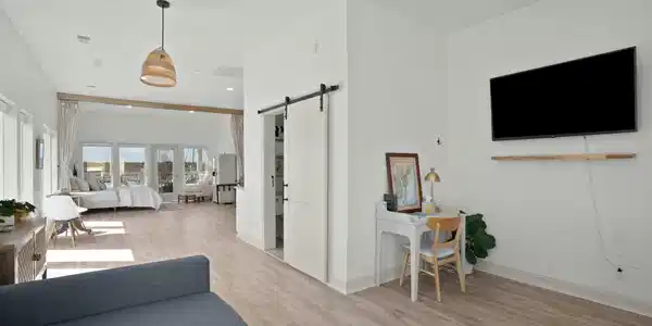 Image 3: livingroom