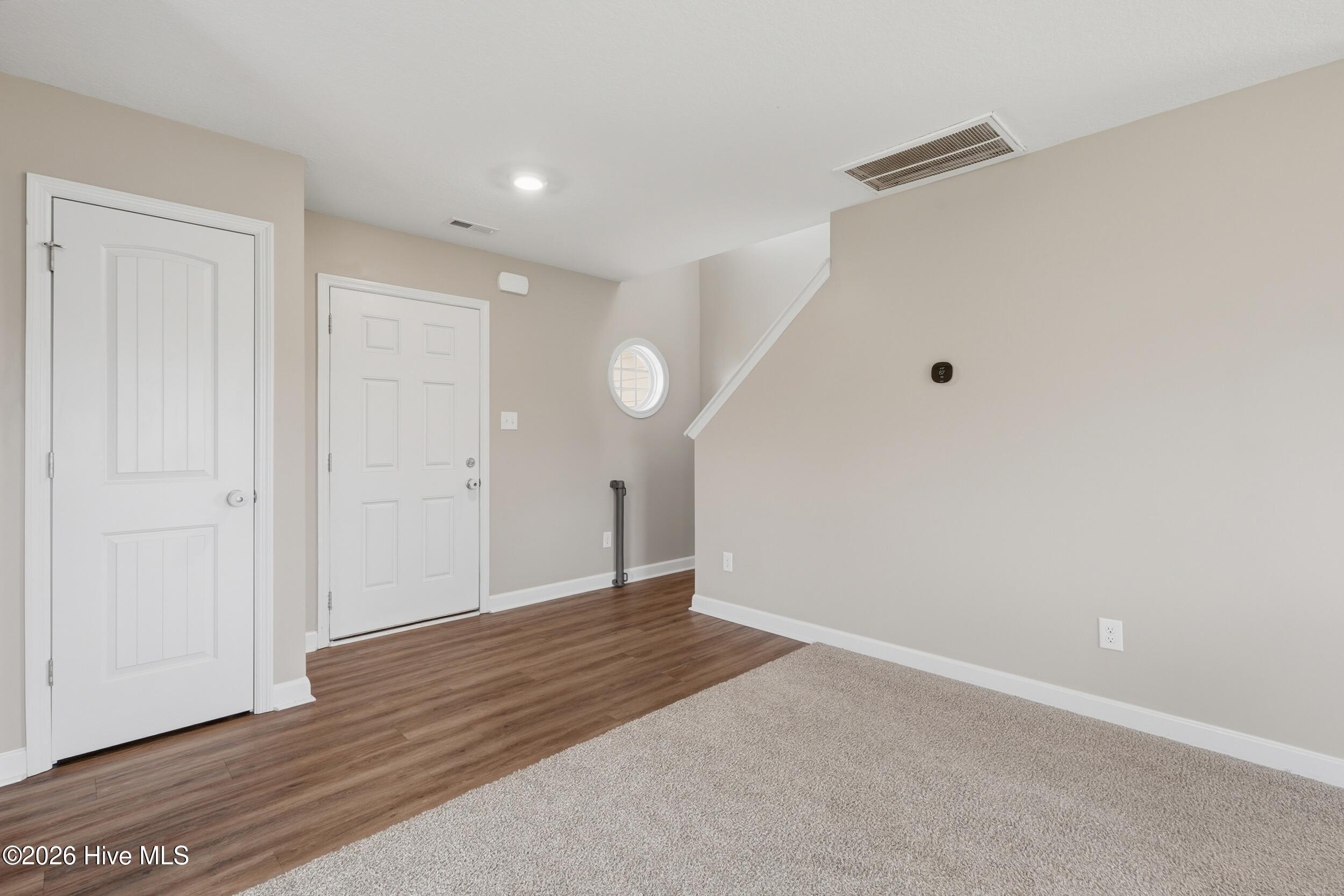 Image 3: 5_foyer[1]