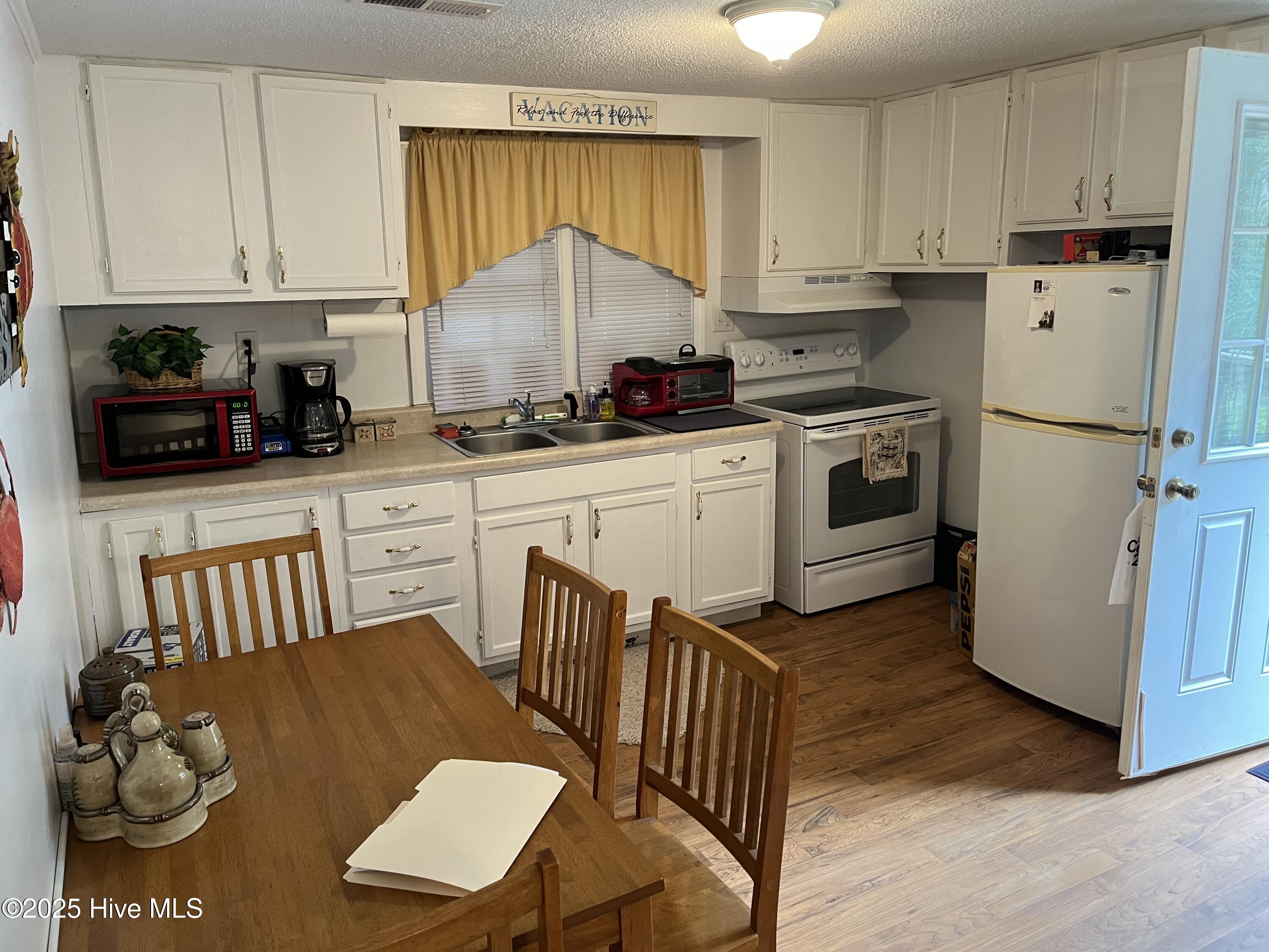 Image 4: Kitchen/Dining Area