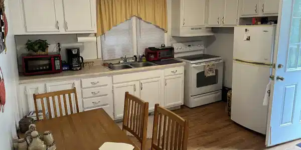 Image 4: Kitchen/Dining Area