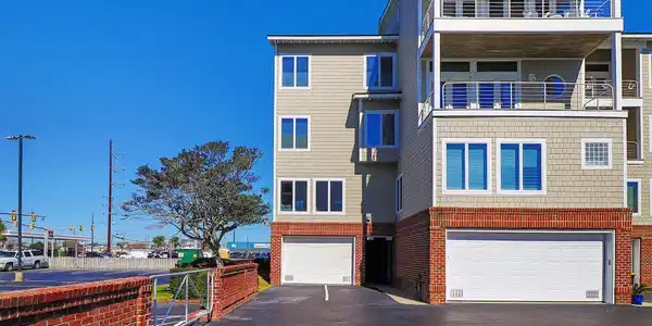 Image 2: Exterior entry
