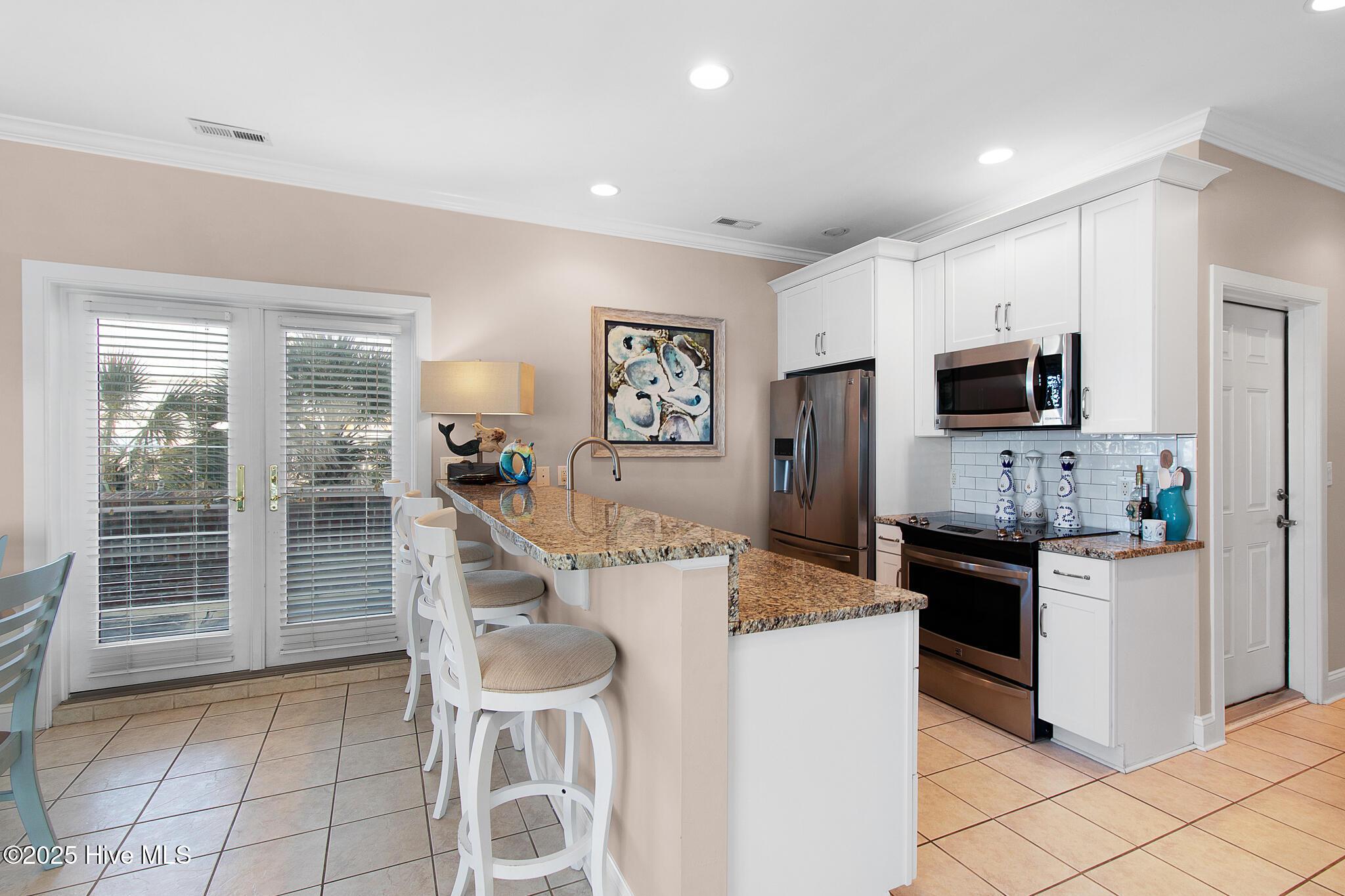 Image 4: Kitchen with seated island