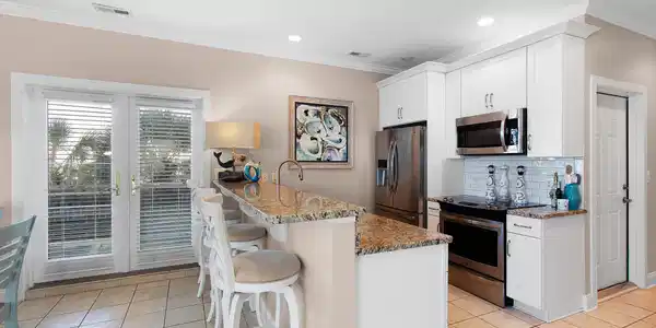 Image 4: Kitchen with seated island