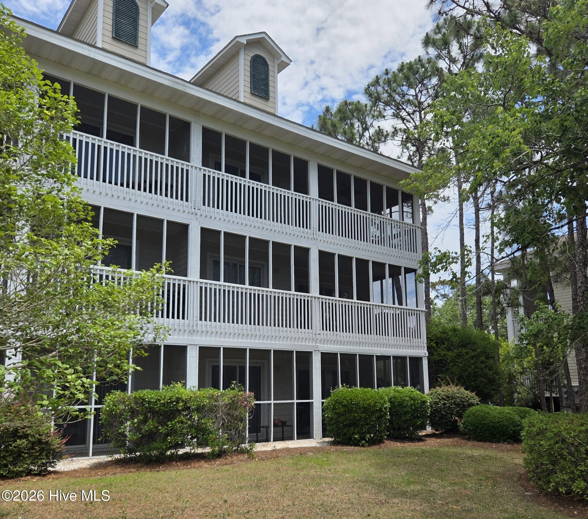 Image 4: Back of condo