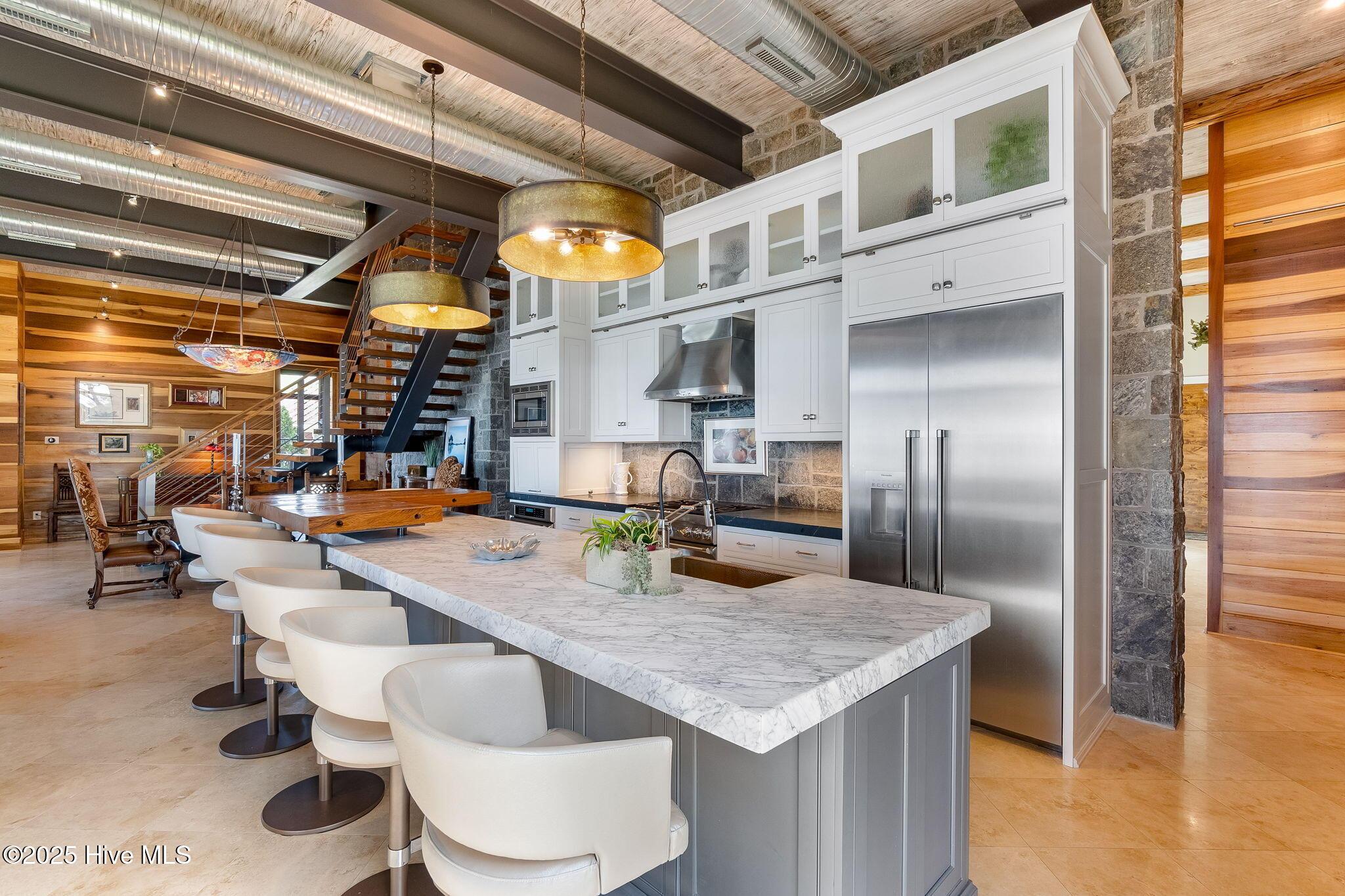 Image 4: Gourmet kitchen w/ island seating