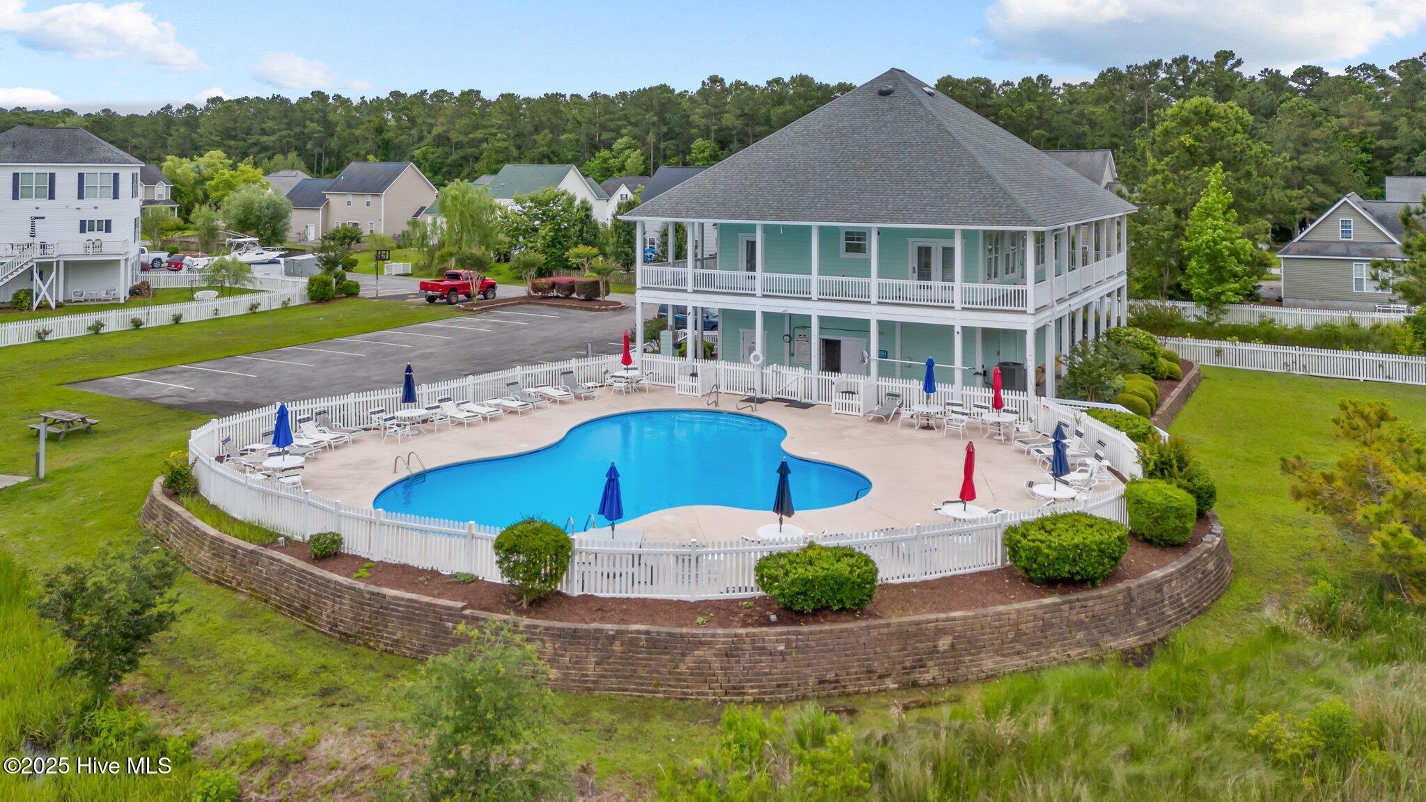 Image 3: EC pool