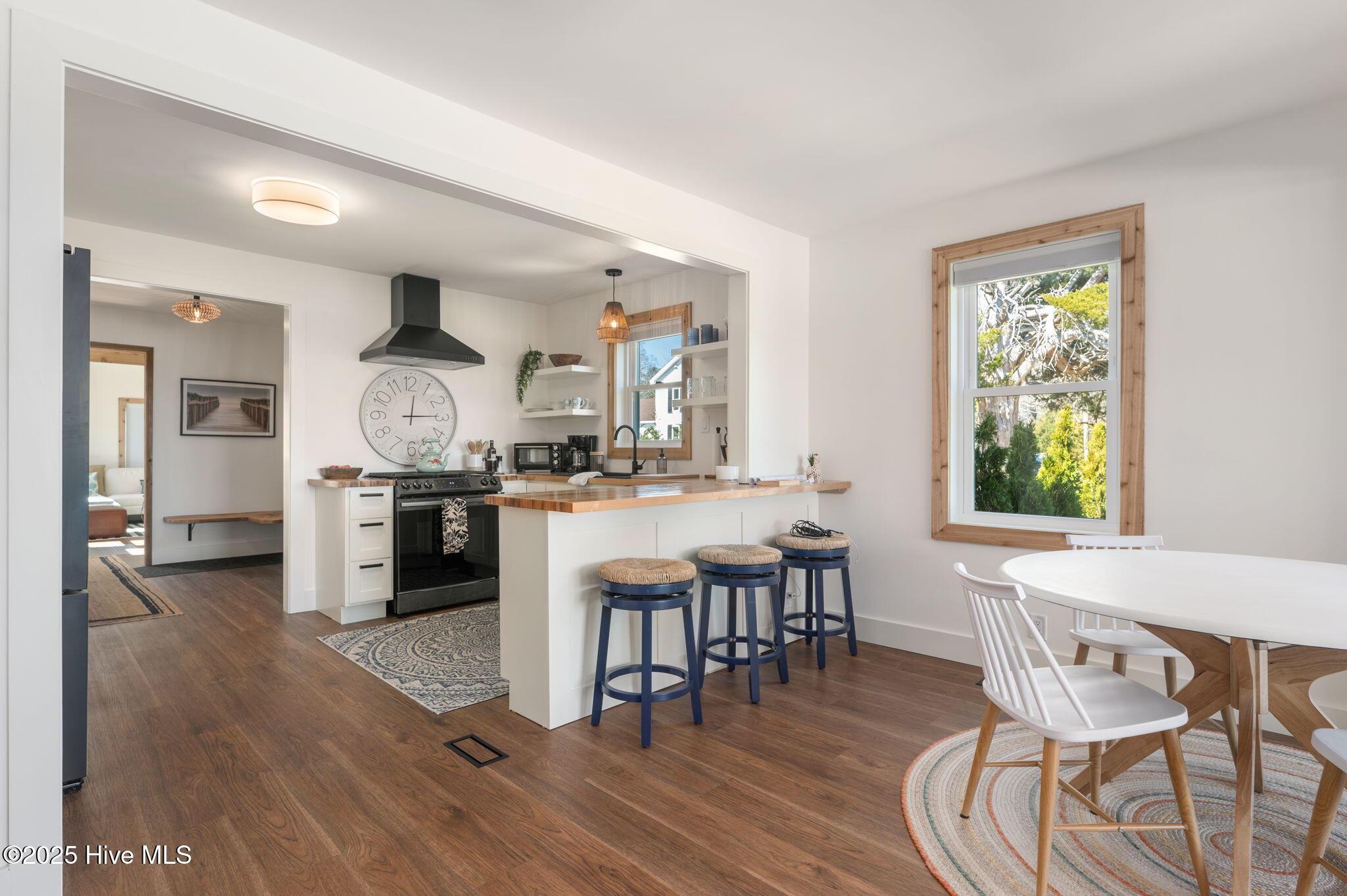 Image 4: 4-web-or-mls-292-Narrow-Shore-Kitchen