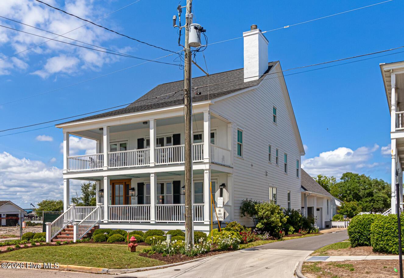 Image 3: Stunning home on Front St