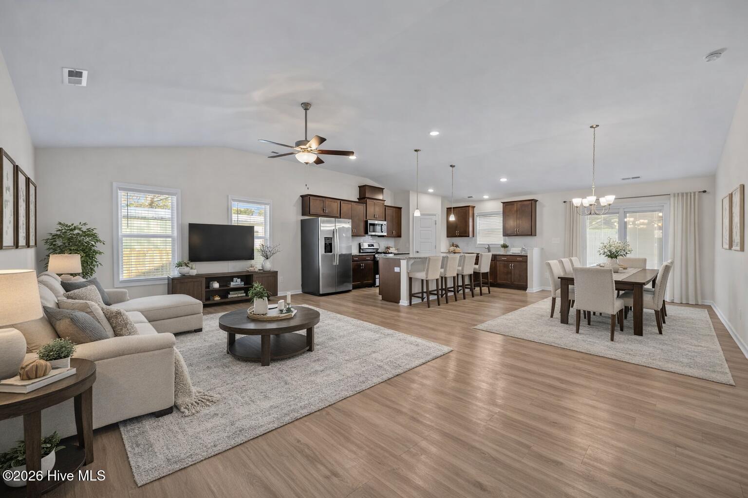 Image 4: 621 W Beaufort Rd