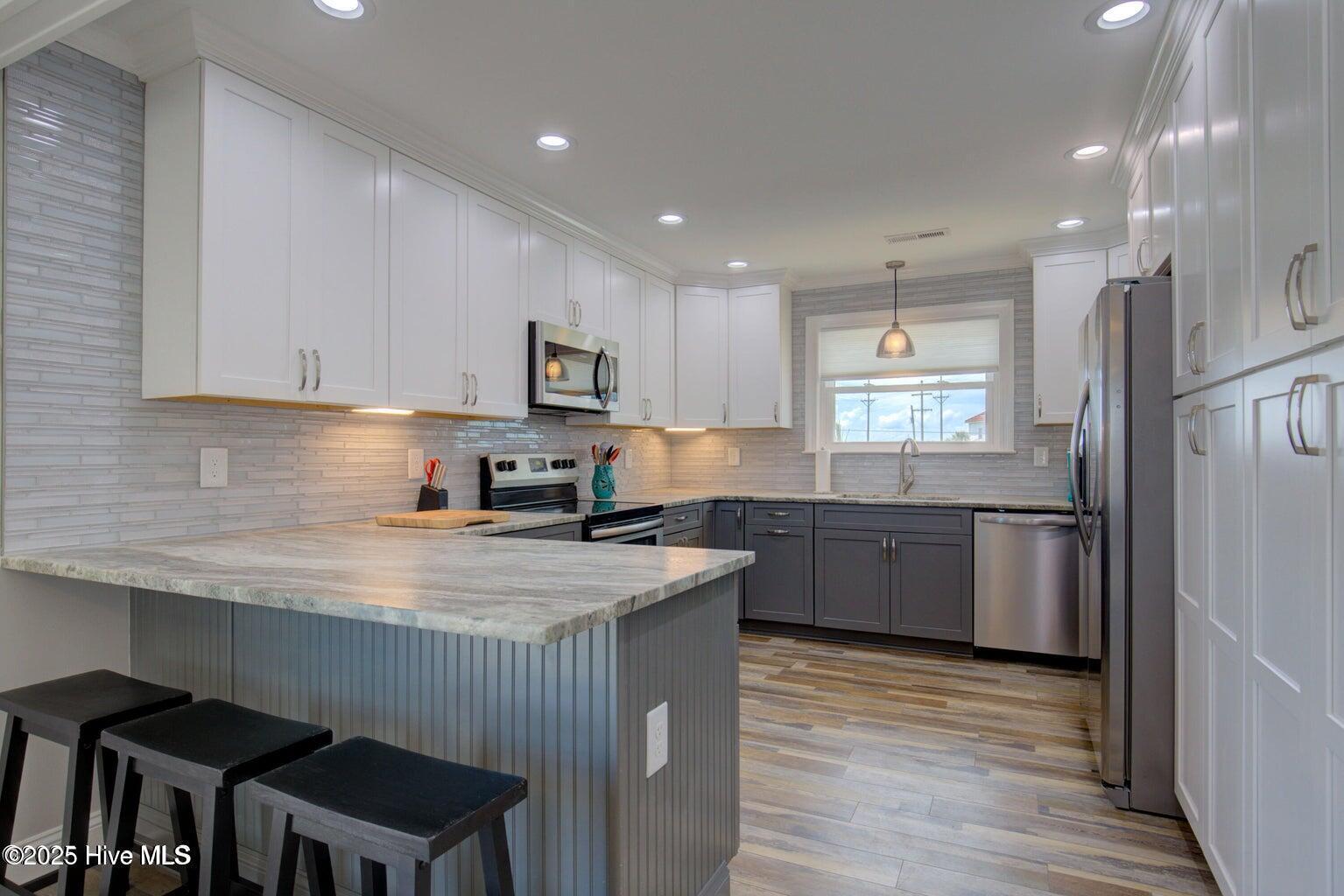 Image 4: kitchen