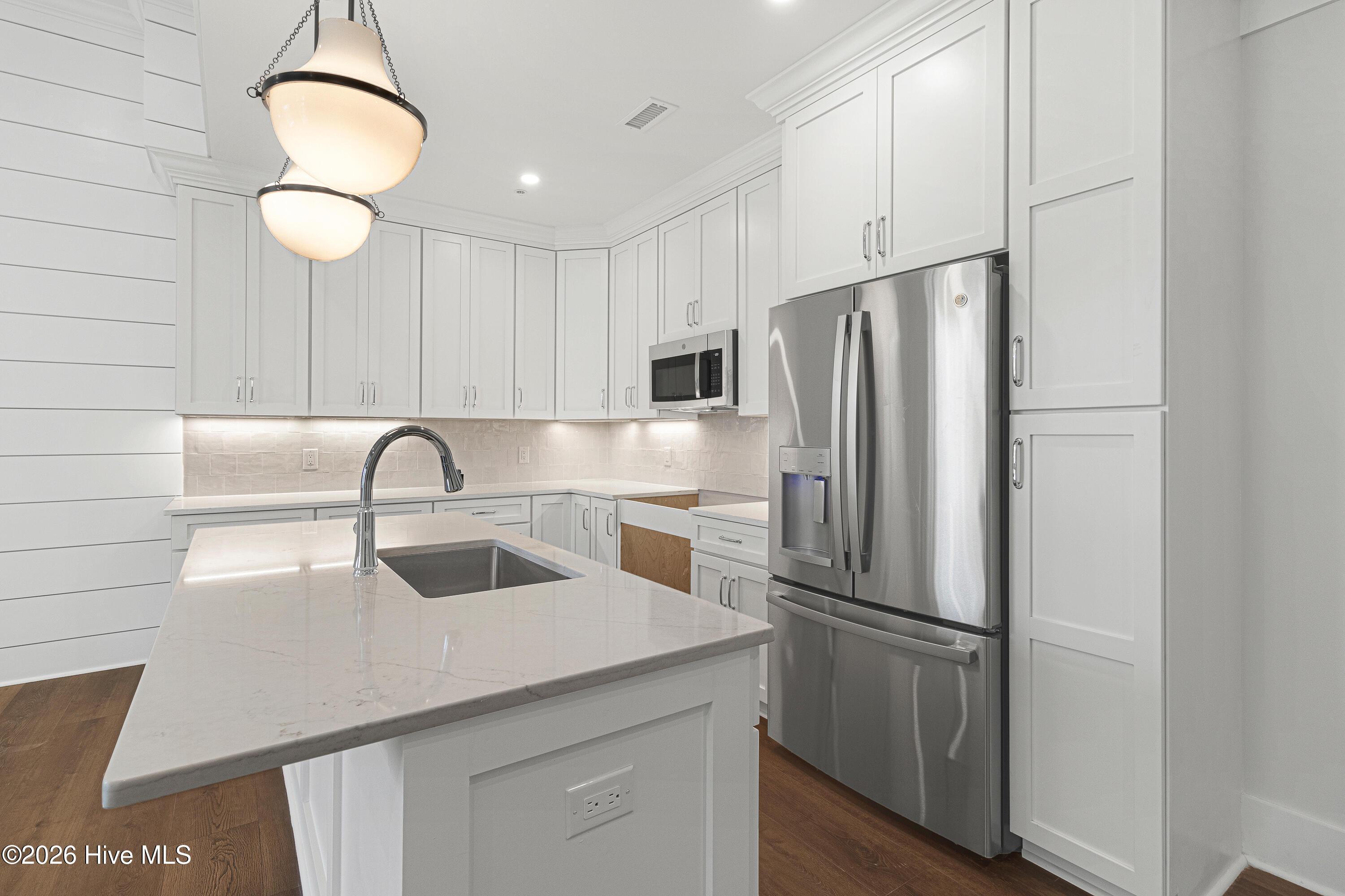 Image 4: Kitchen with Island