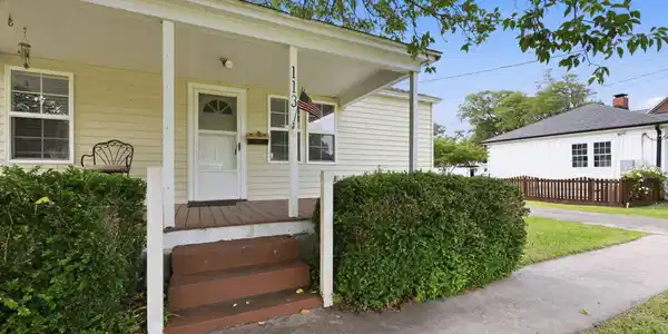 Image 3: 3-web-or-mls-113 Circle Dr 003