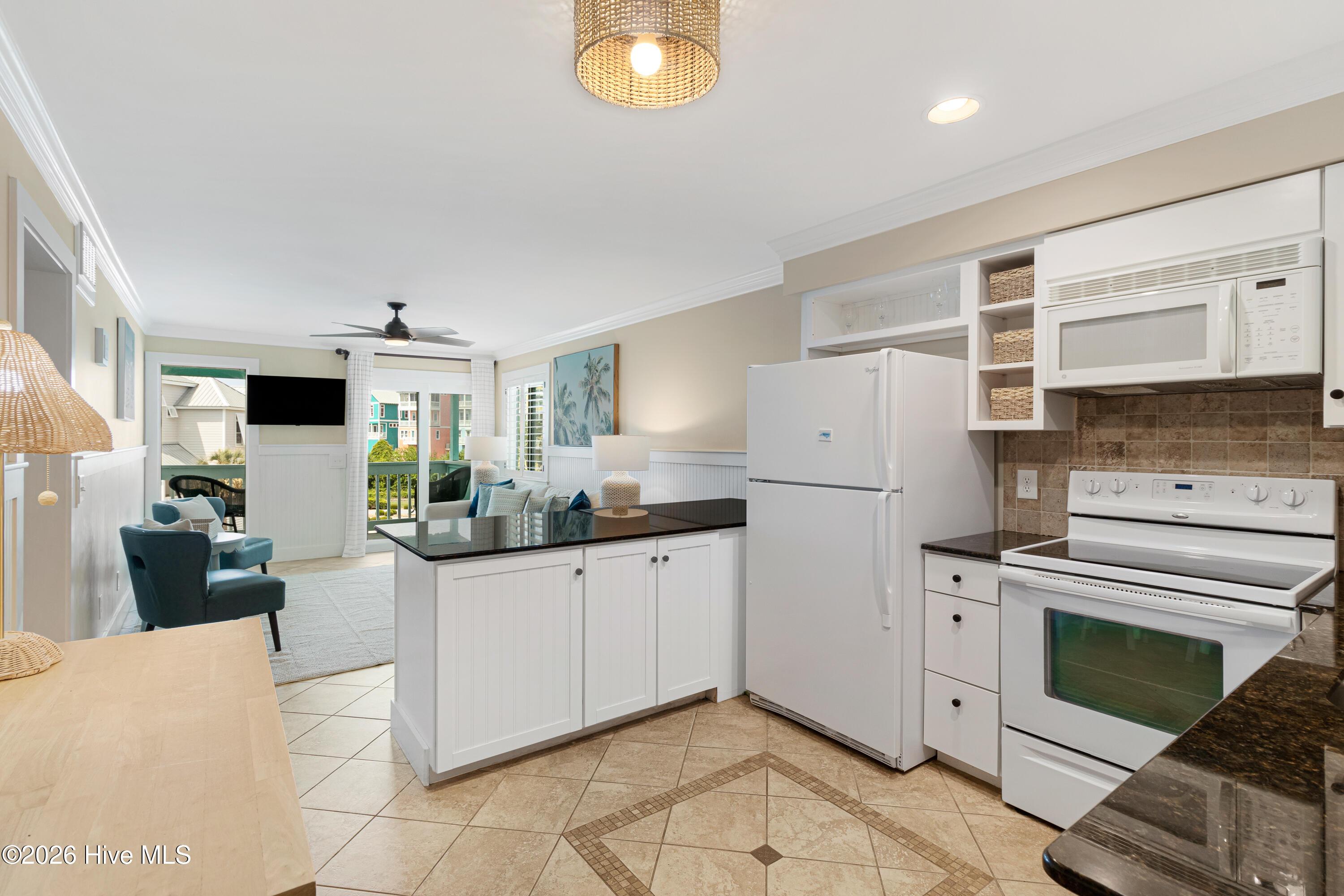 Image 4: Kitchen