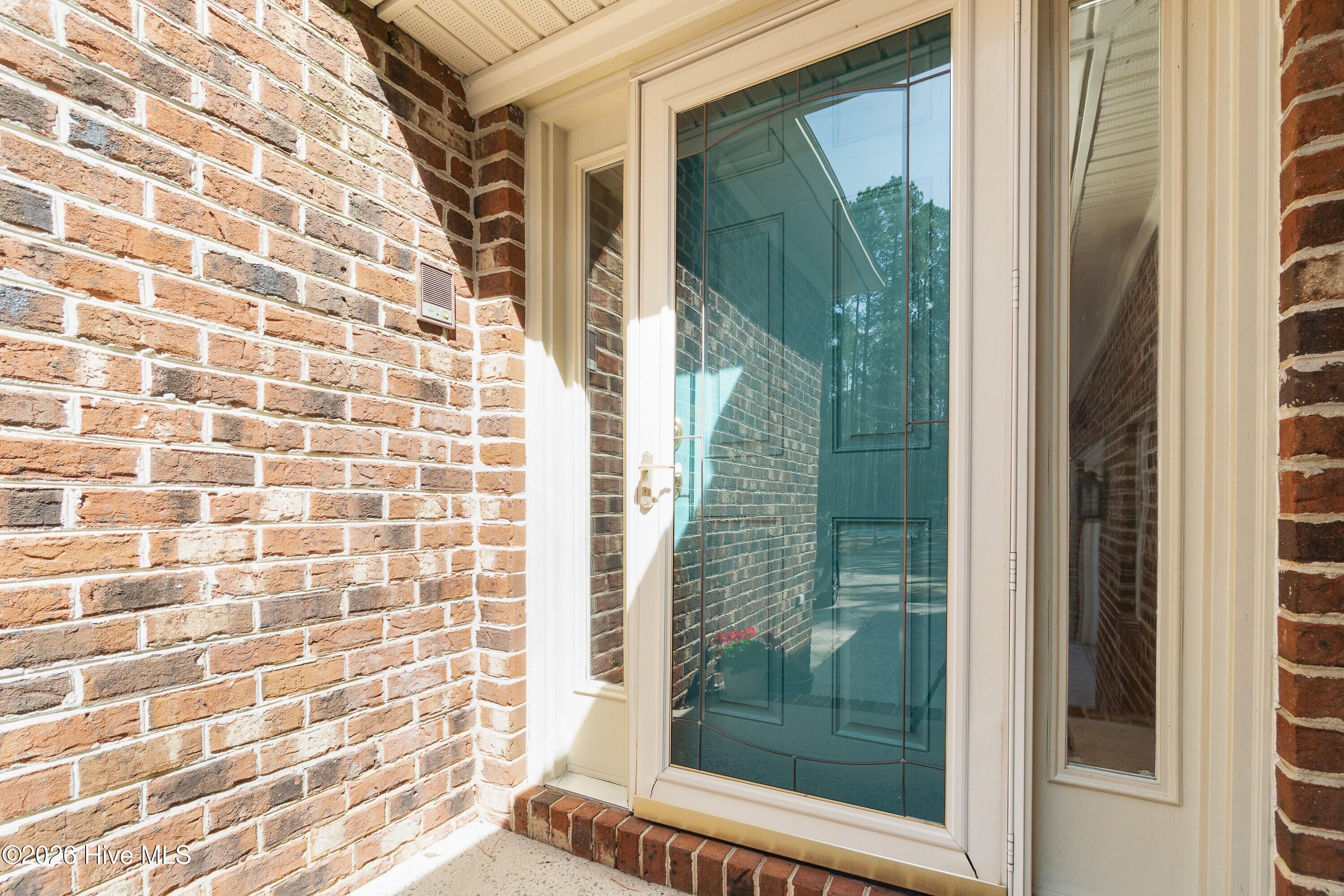 Image 2: 005_Entrance