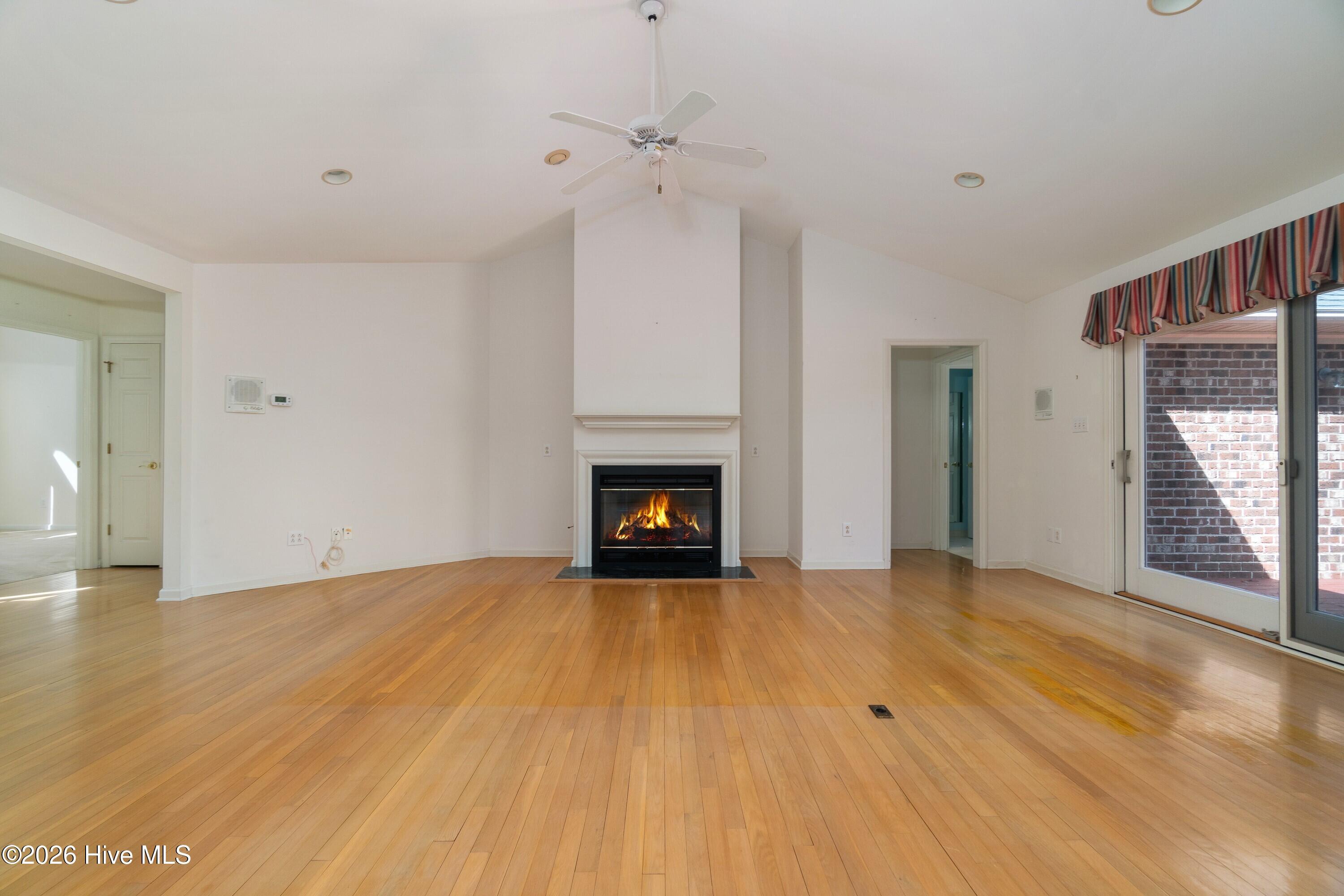 Image 3: 006_Living Room