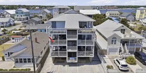 Image 2: 1305 CBAN Exterior