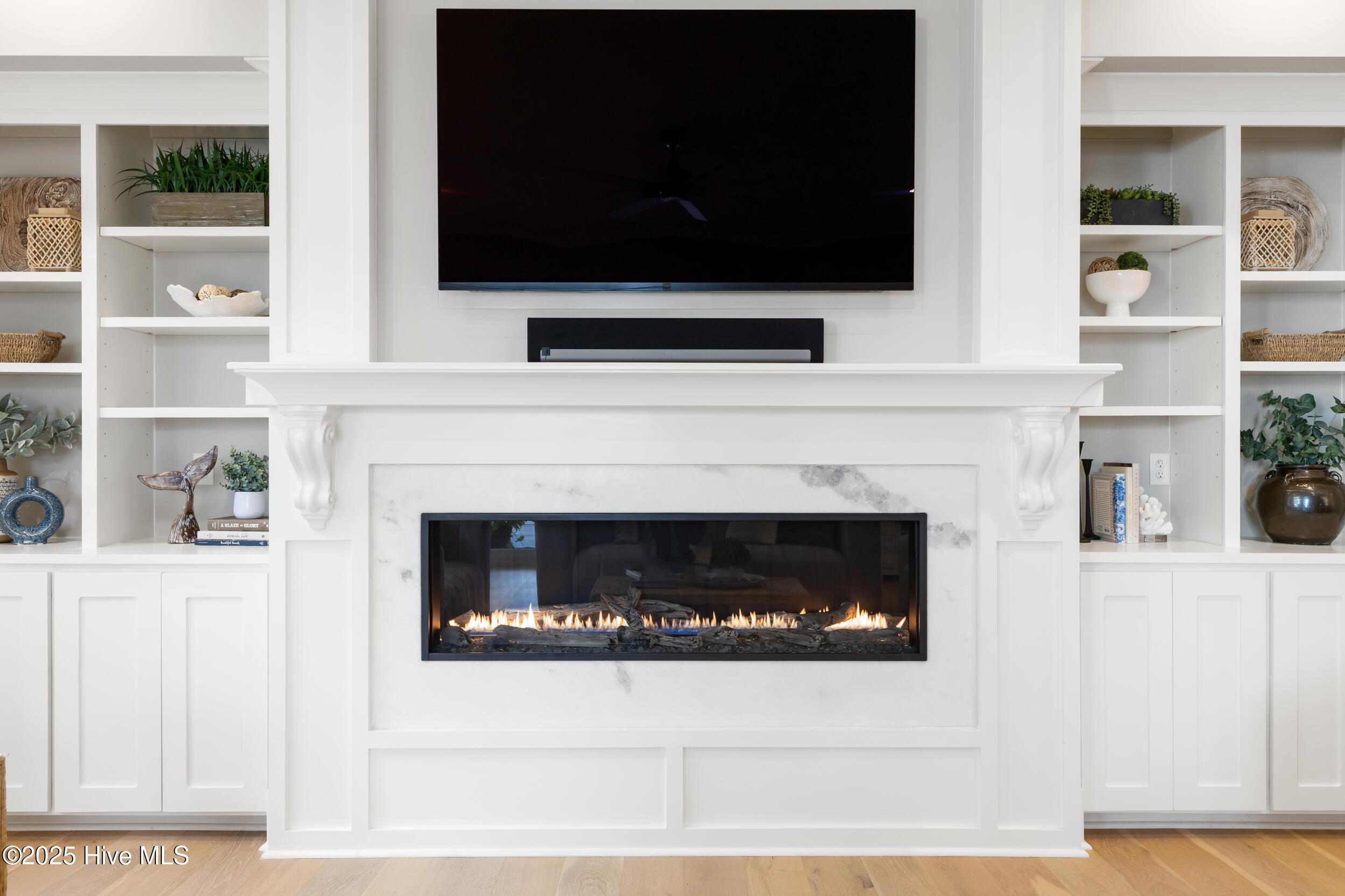 Image 4: Montego fireplace