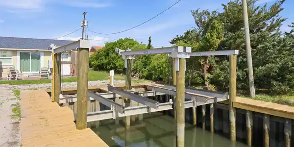 Image 3: Boat Lifts