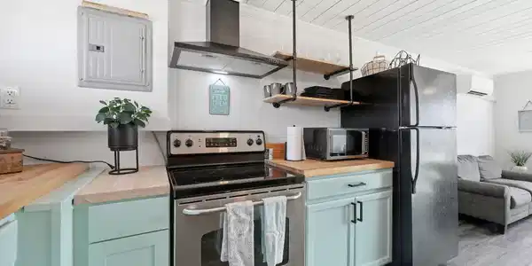 Image 4: kitchen