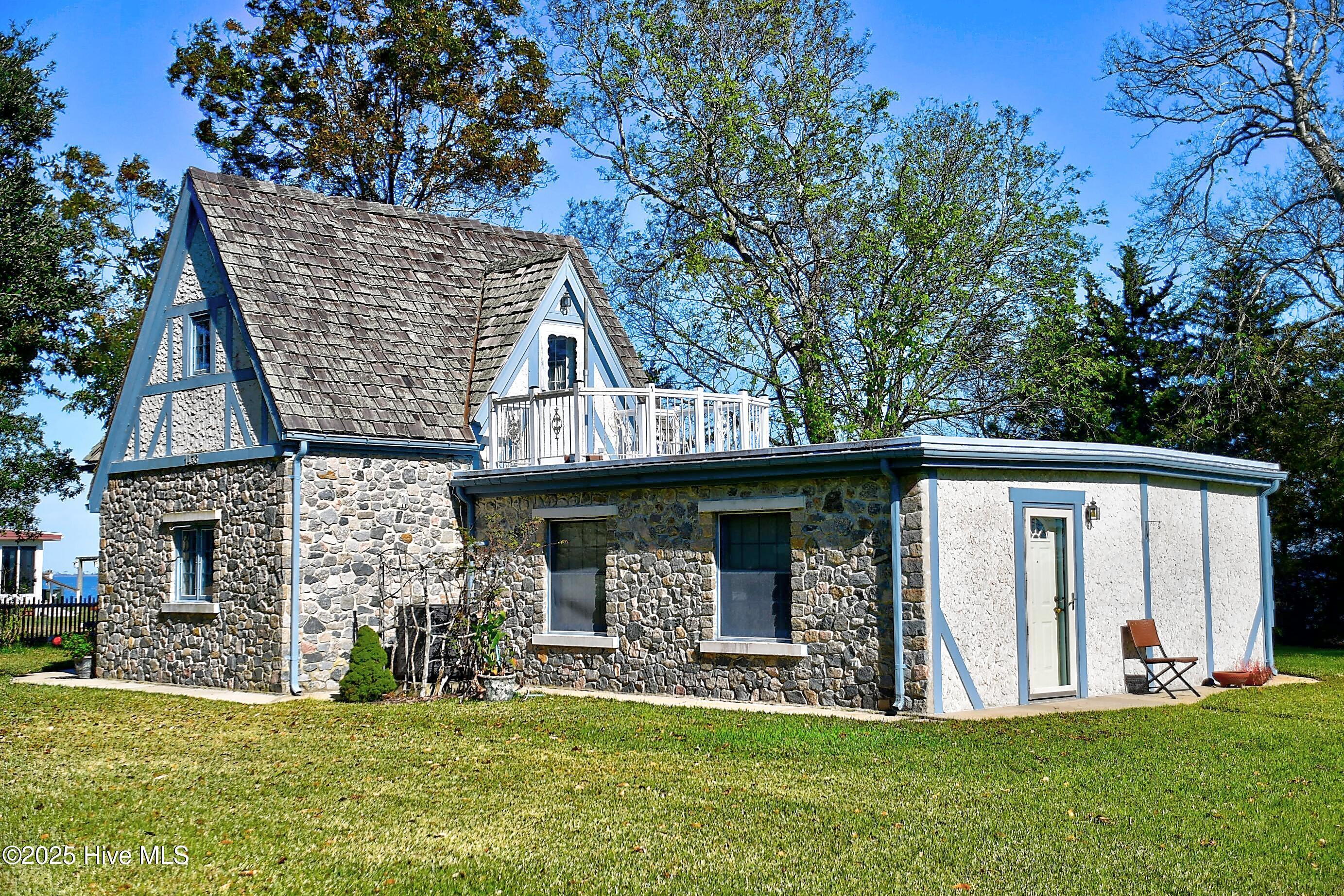 Image 4: 4-Exterior-Front