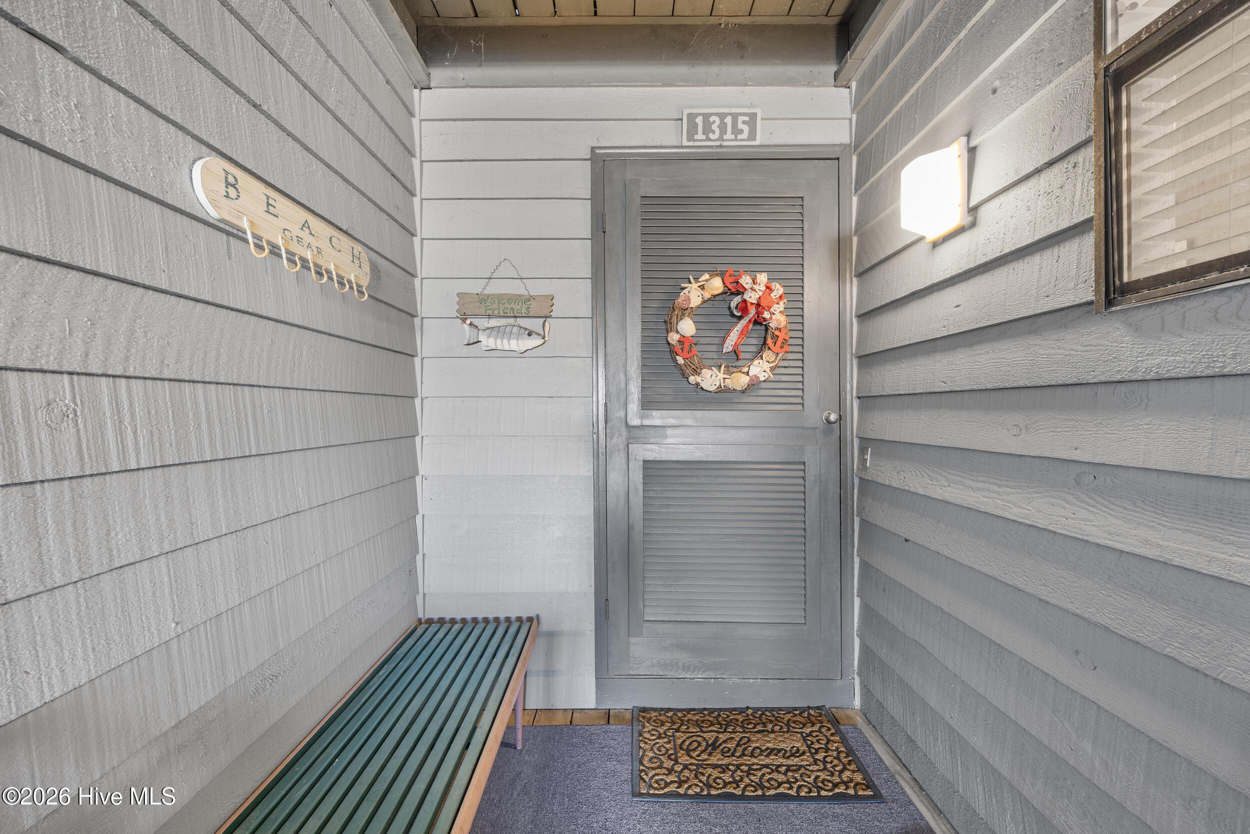 Image 4: 8_entryway