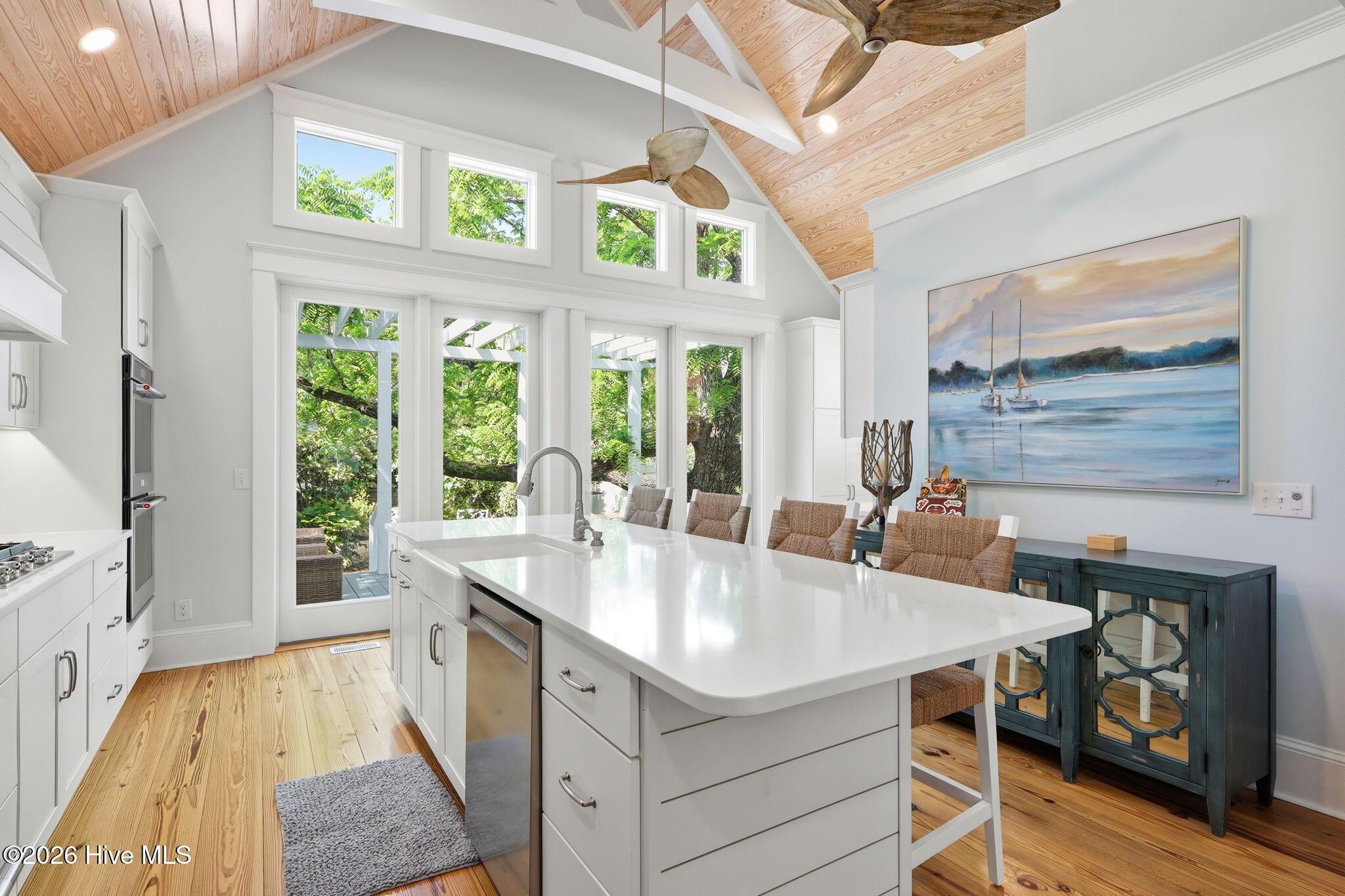 Image 4: Kitchen