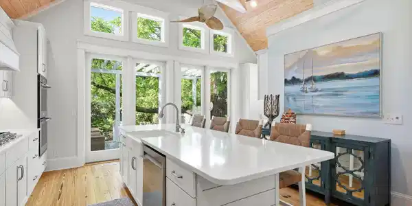 Image 4: Kitchen