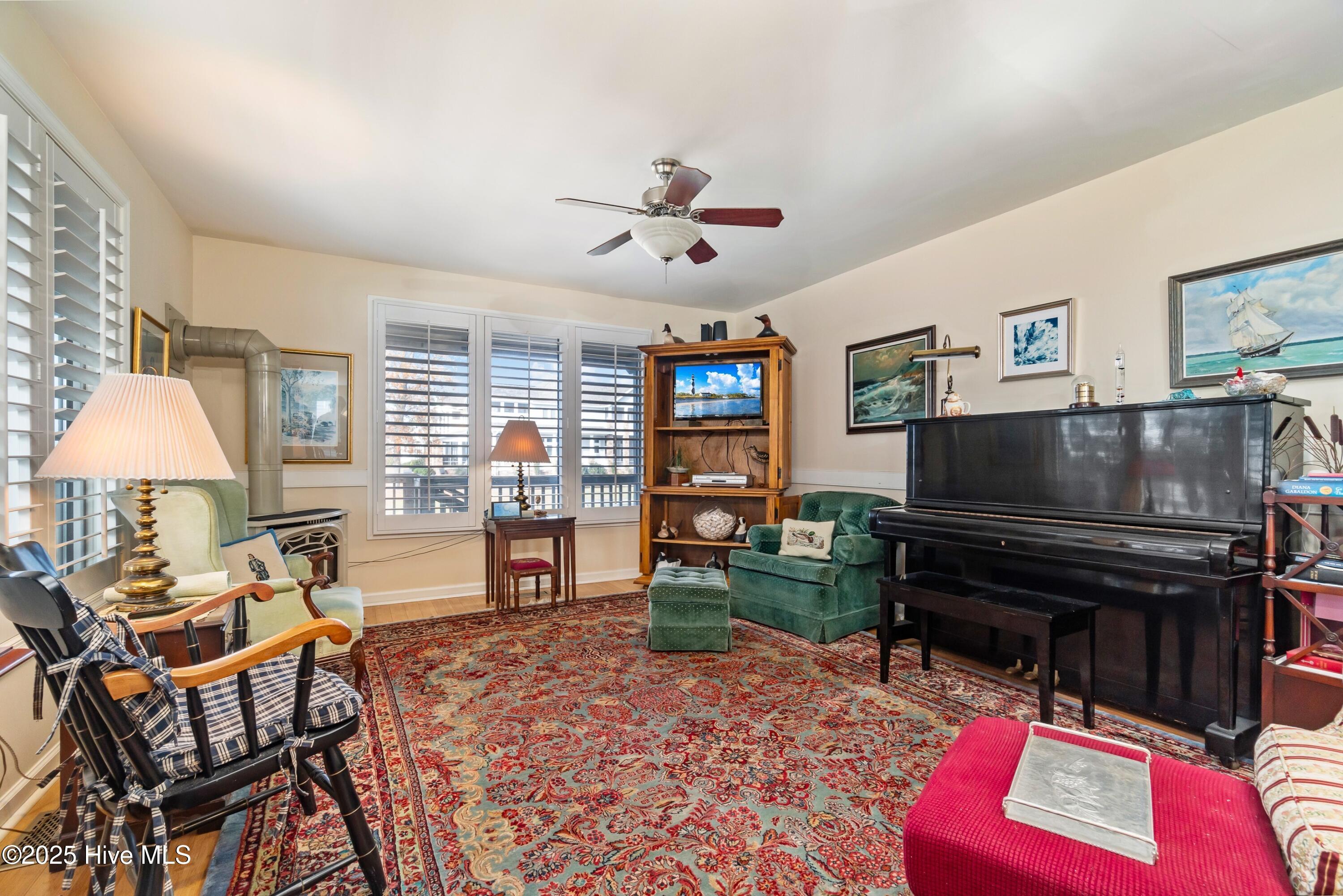 Image 4: 004_Living Room