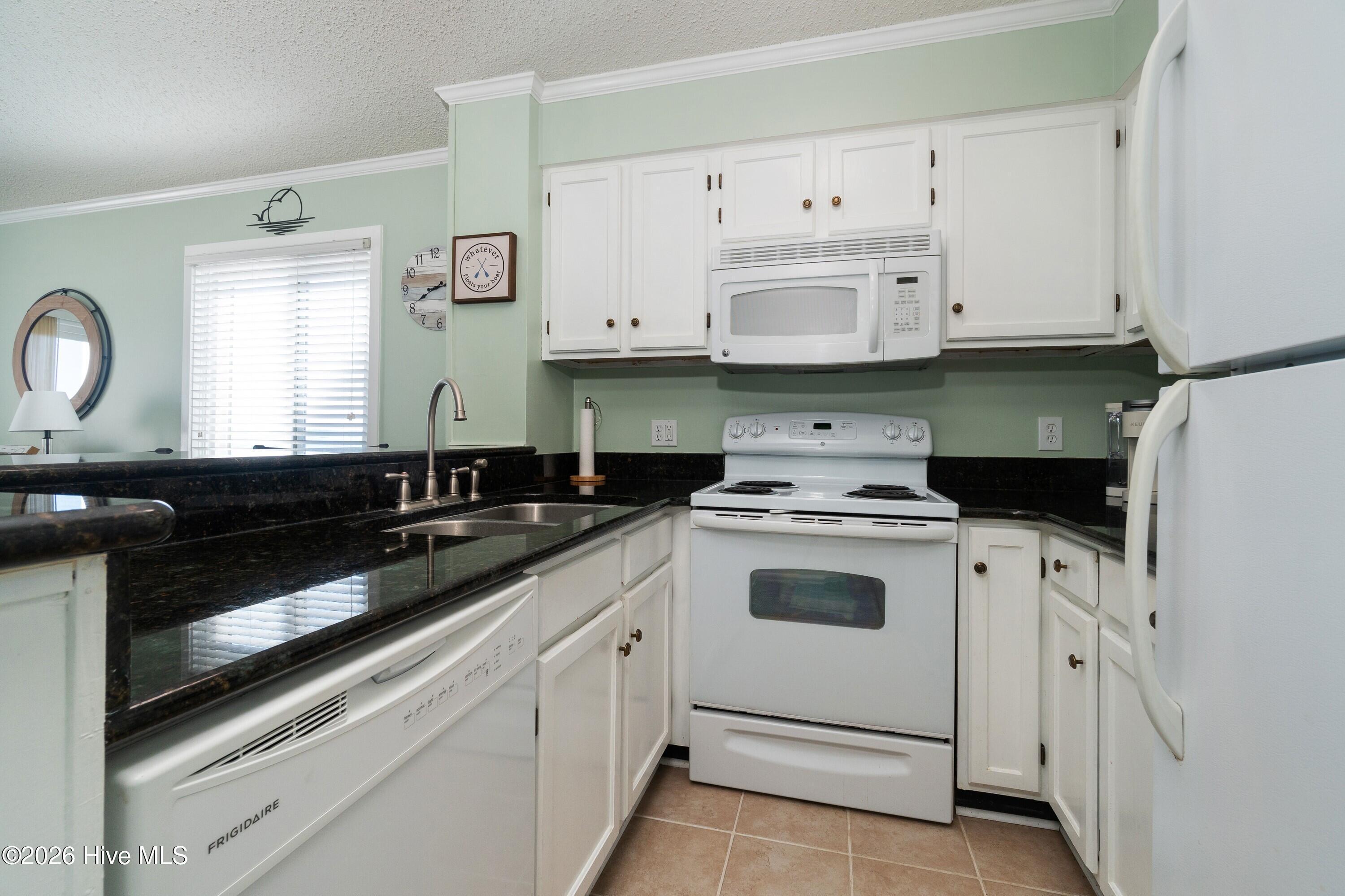 Image 4: 004_Kitchen