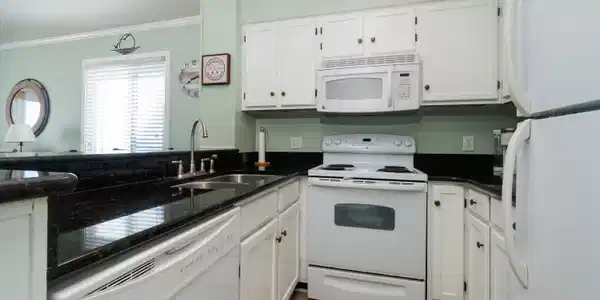 Image 4: 004_Kitchen