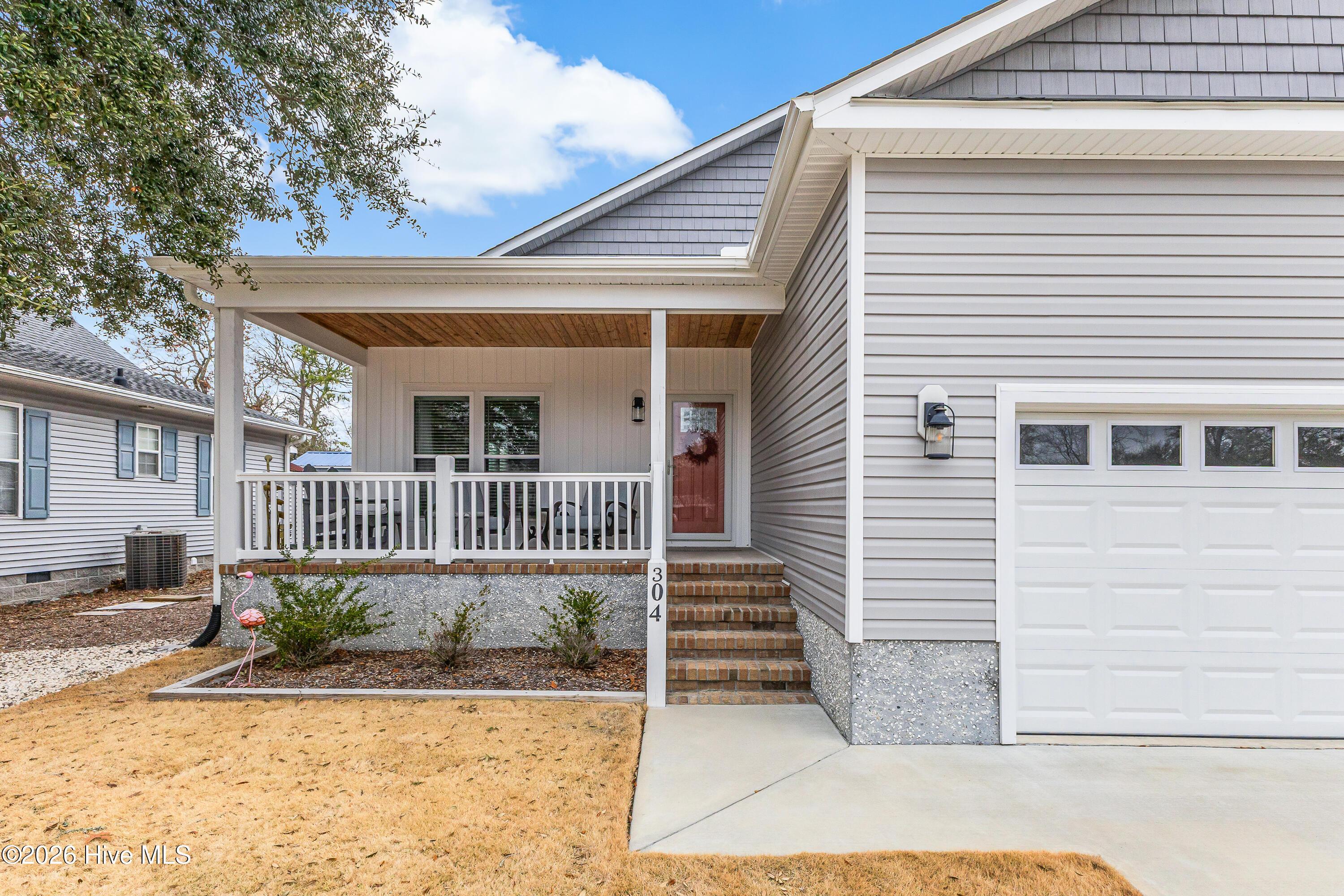 Image 4: 304 E Oak Island-5