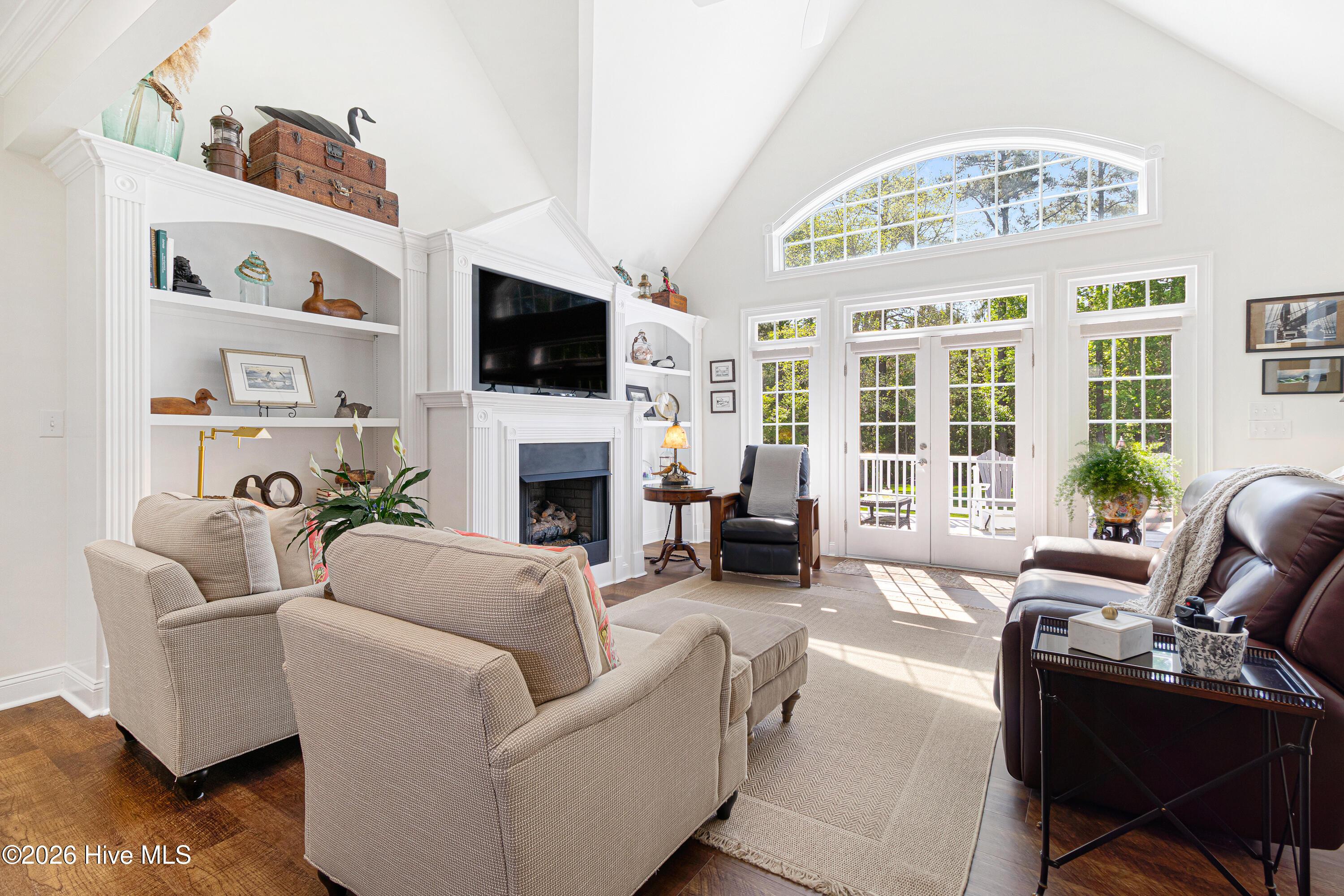 Image 4: Open living space