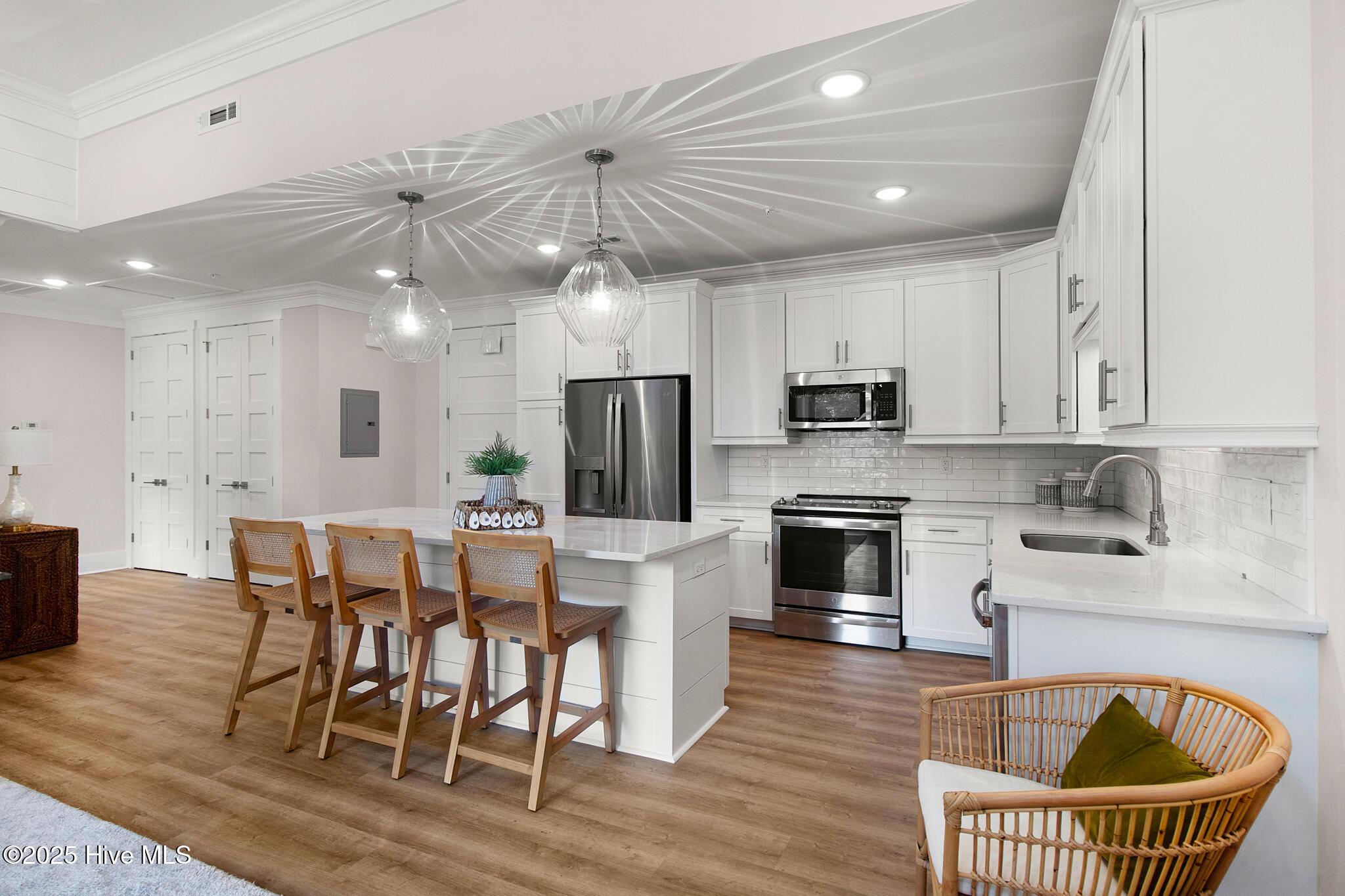 Image 3: Kitchen with Island