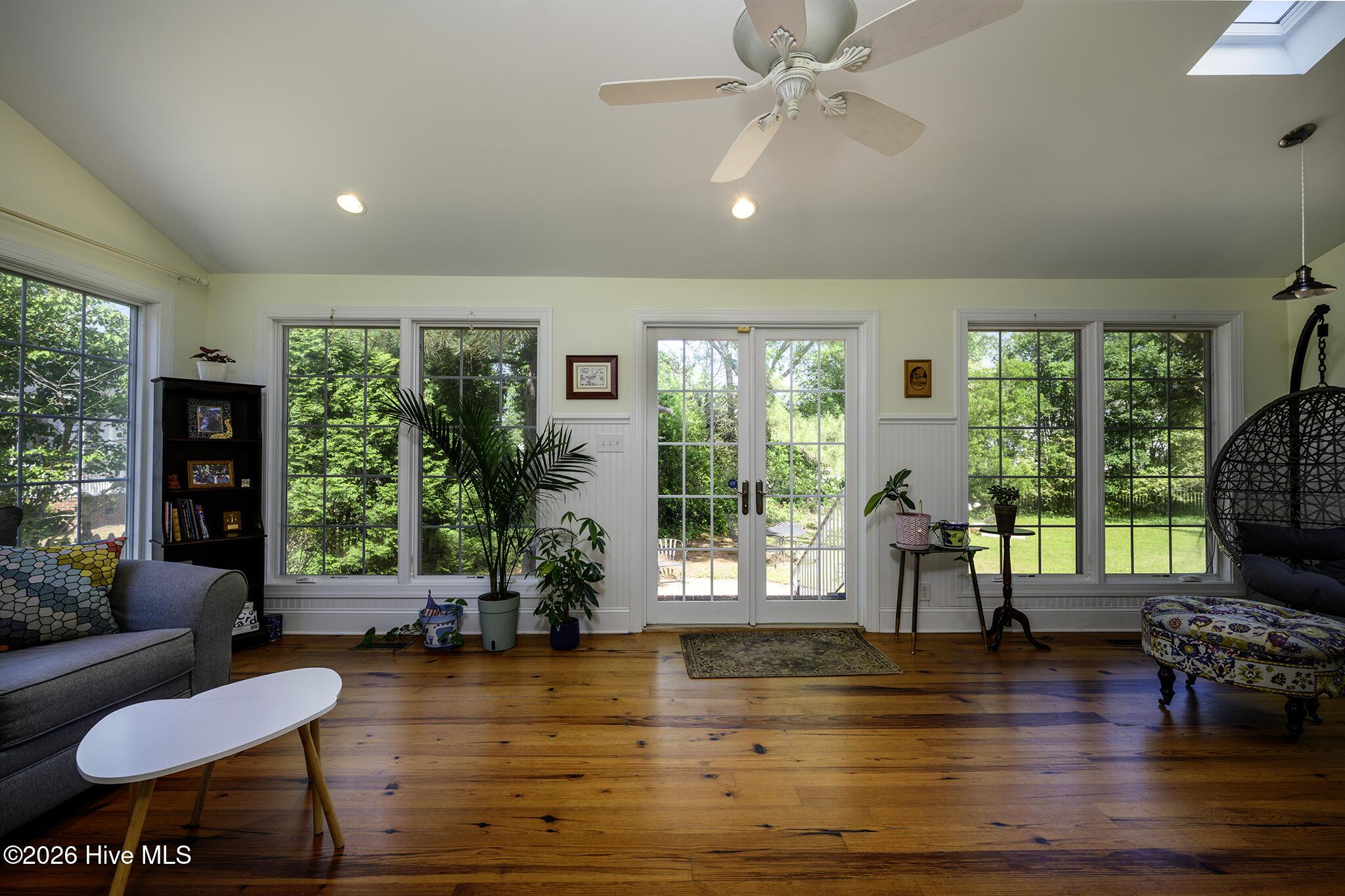 Image 3: Bright Carolina Room