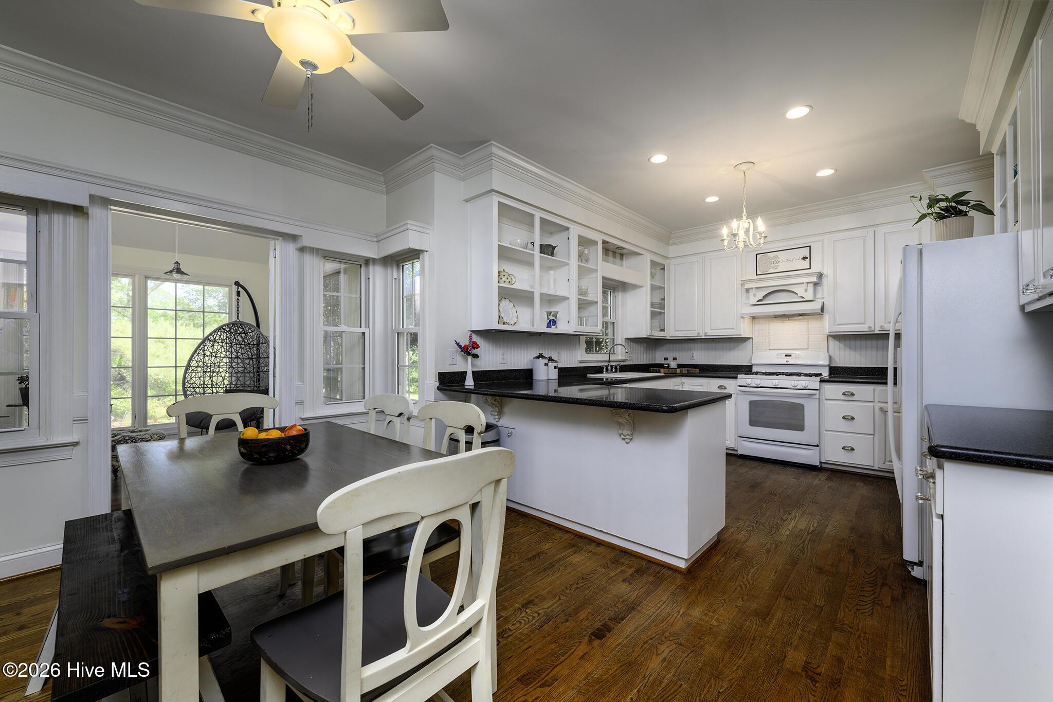 Image 4: Large Eat-in Kitchen