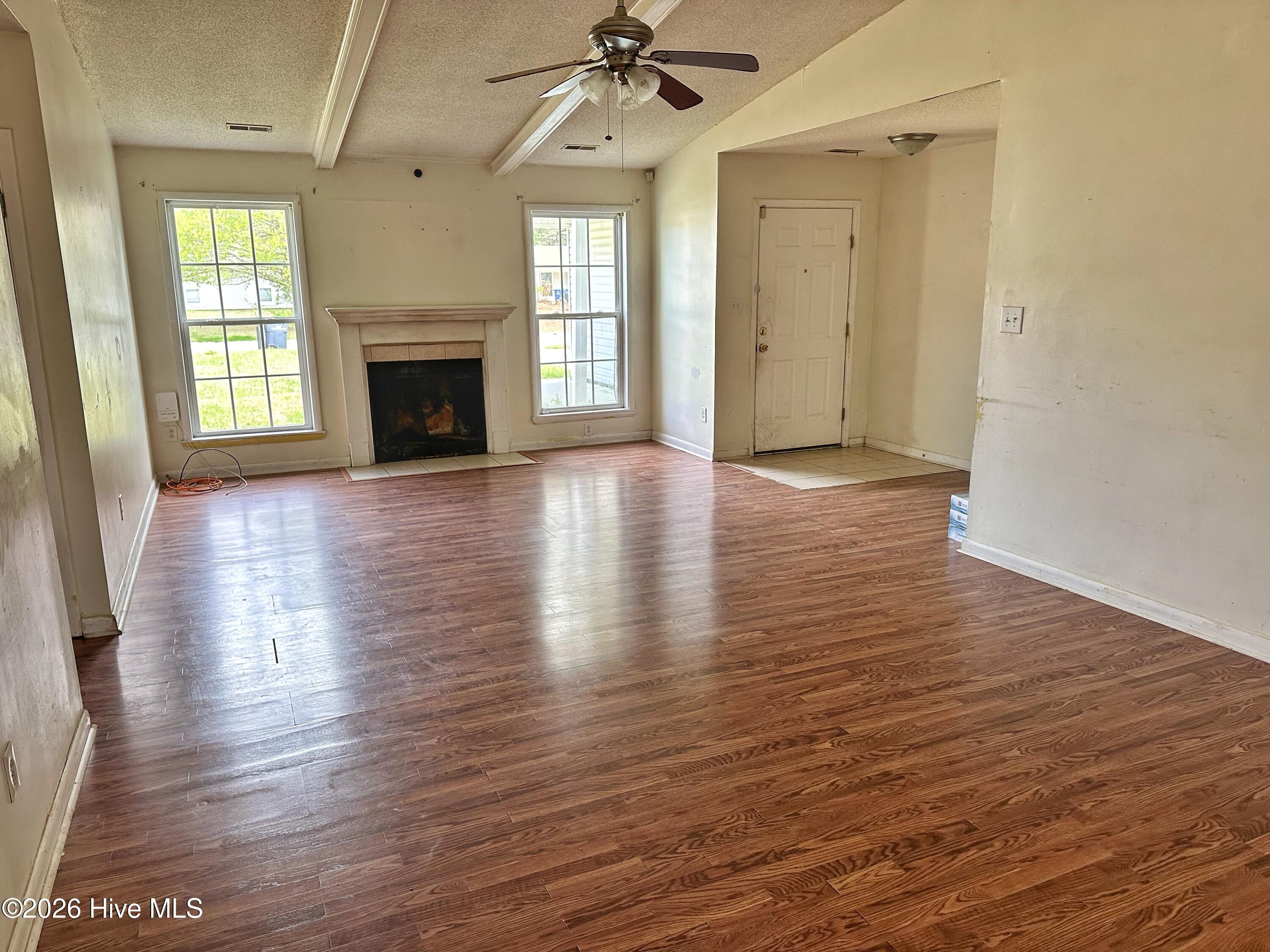 Image 3: LIVING ROOM