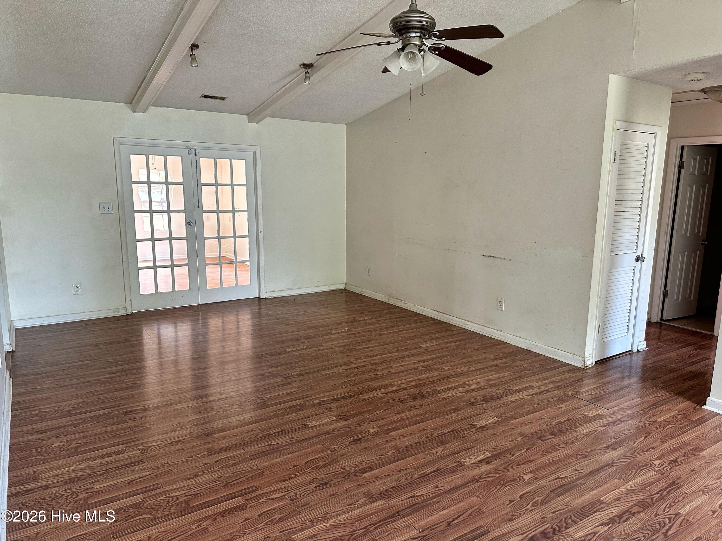 Image 4: LIVING ROOM 2