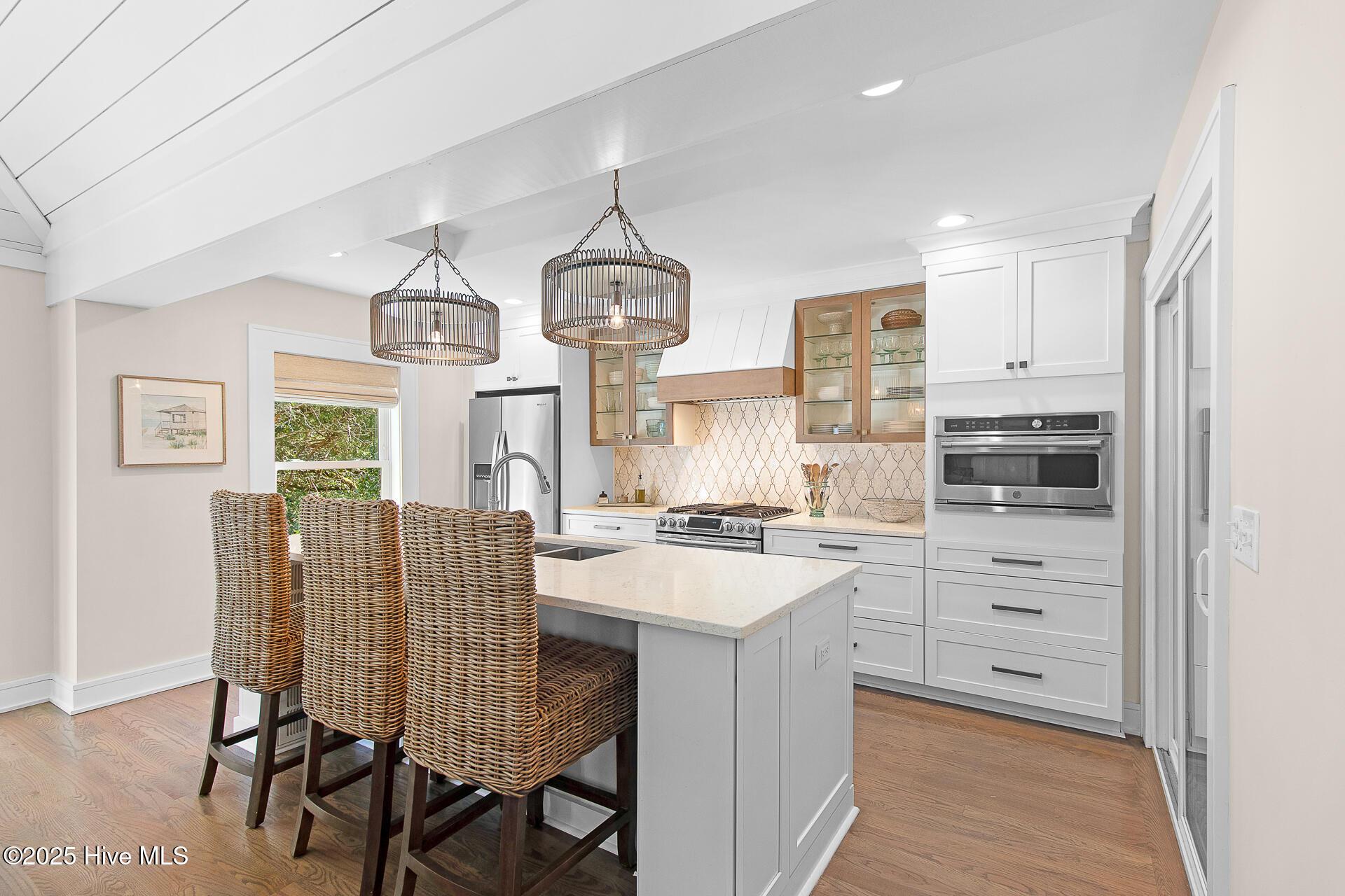 Image 3: Kitchen with quartz countertops